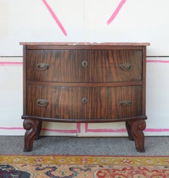 Berlin Deko Makassar-Kommode aus rotem Marmor und rotem Marmor mit skulpturalen Füßen