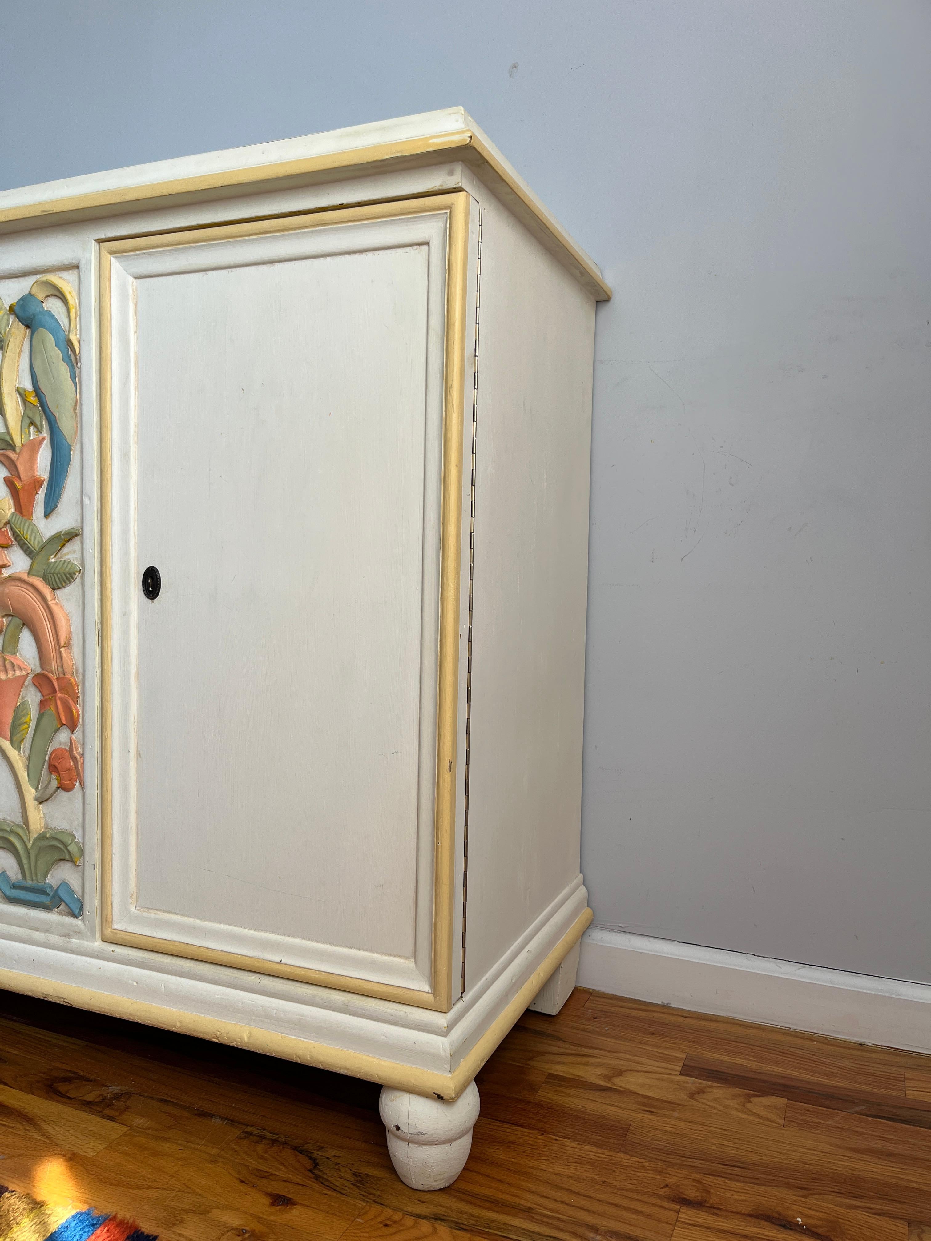Allemand Armoire berlinoise en bois peint Deko avec panneau sculpté polychrome, Allemagne, 1928 en vente