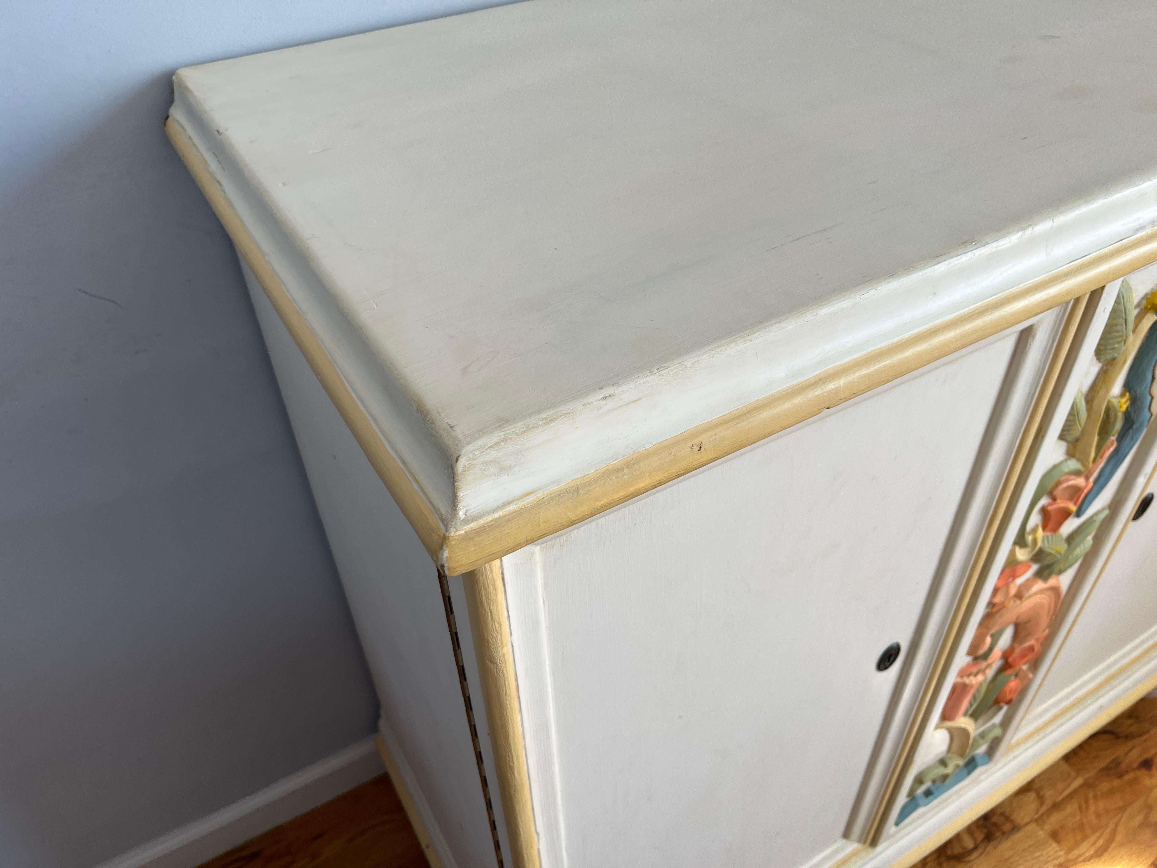 Armoire berlinoise en bois peint Deko avec panneau sculpté polychrome, Allemagne, 1928 État moyen - En vente à Petershagen, DE