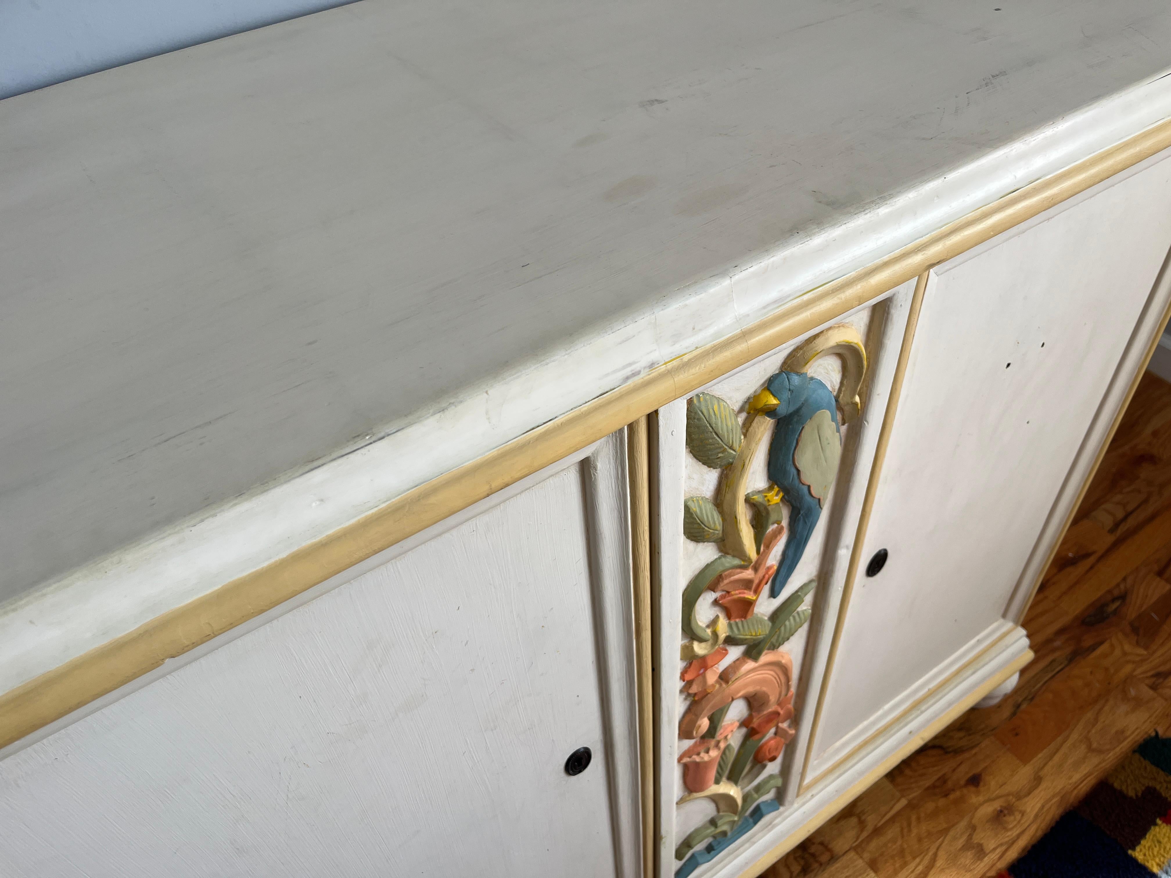 Début du 20ème siècle Armoire berlinoise en bois peint Deko avec panneau sculpté polychrome, Allemagne, 1928 en vente