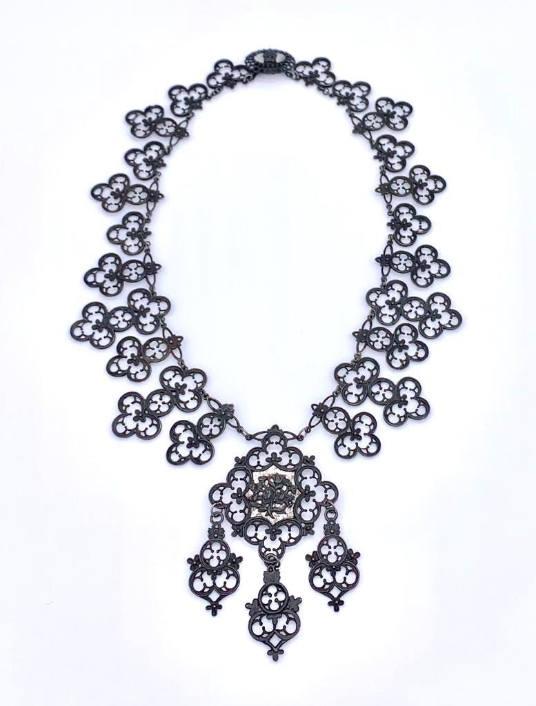 Delicate cast Berlin Iron necklace. This exquisite fine cast has been designed and executed in 1820-1830 ca. either by a Berlin or a Gleiwitz foundry.