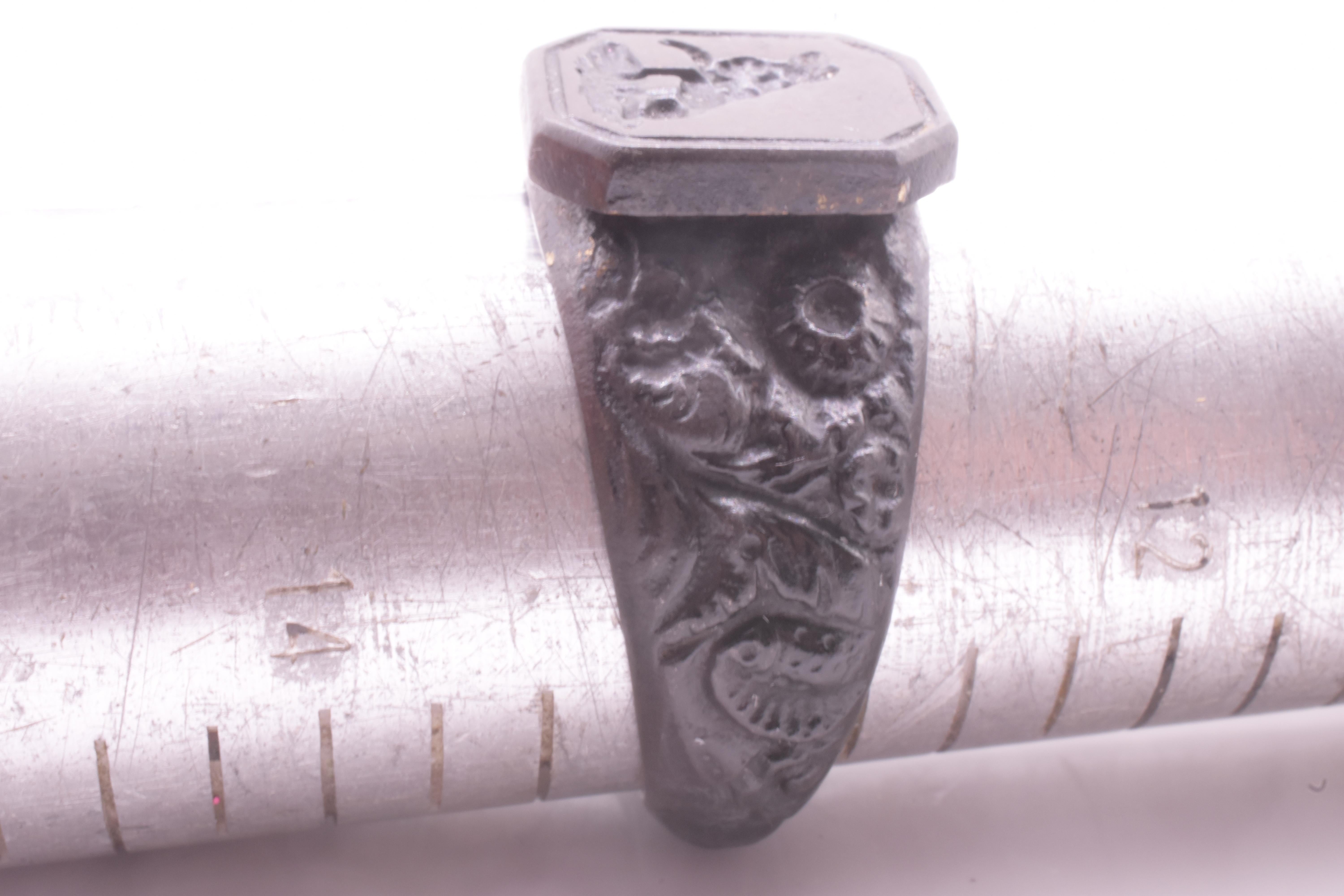 Anello in ferro di Berlino con incisione di cane fedele che rappresenta la fedeltà in vendita 7
