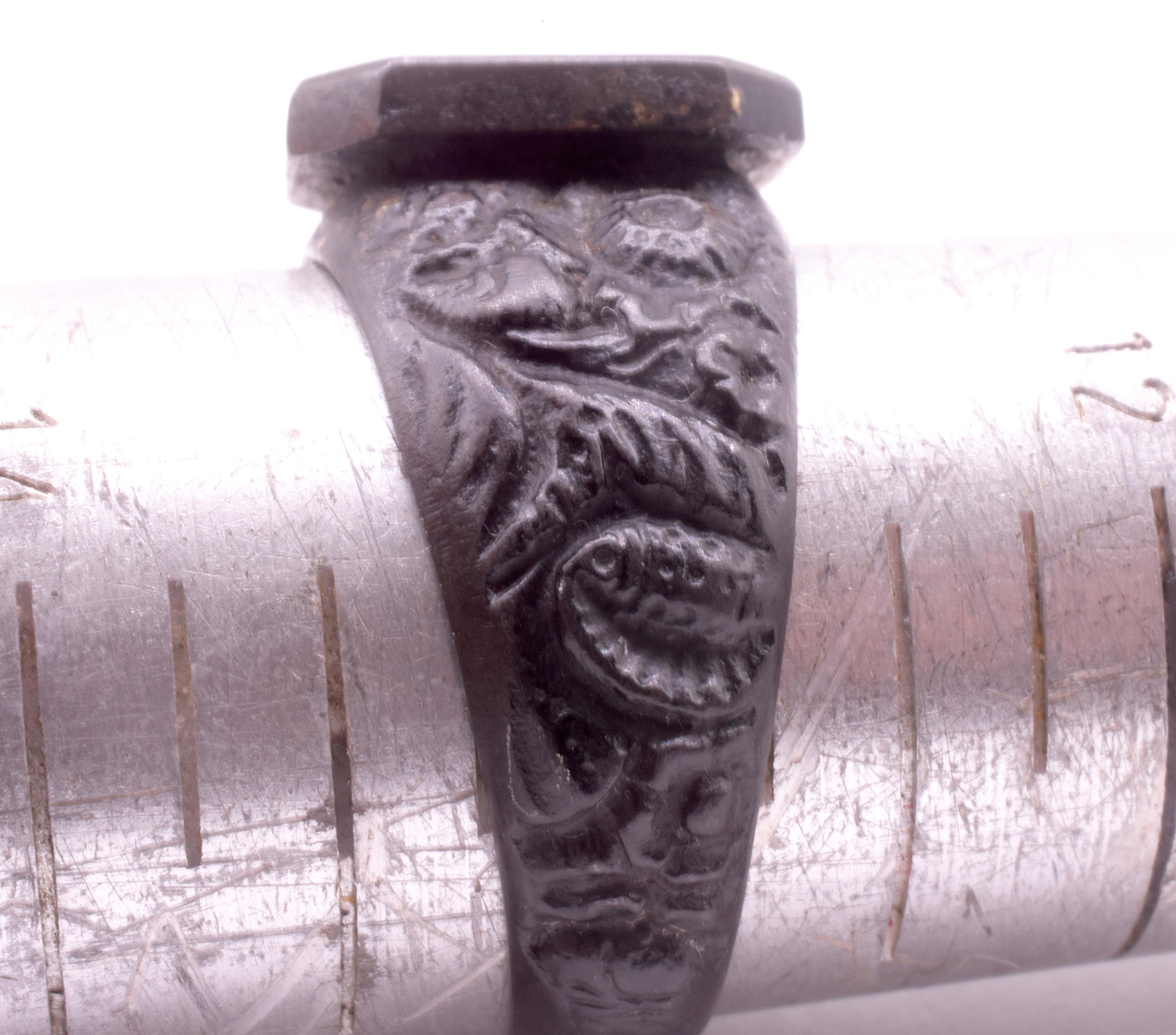 Favoloso anello di ferro berlinese, con inciso il  simbolo di fedeltà e lealtà, un cane prezioso che alza la zampa e guarda verso l'alto il suo umano. La fascia presenta lati in repousse di foglie di alloro, un motivo neoclassico che simboleggia il