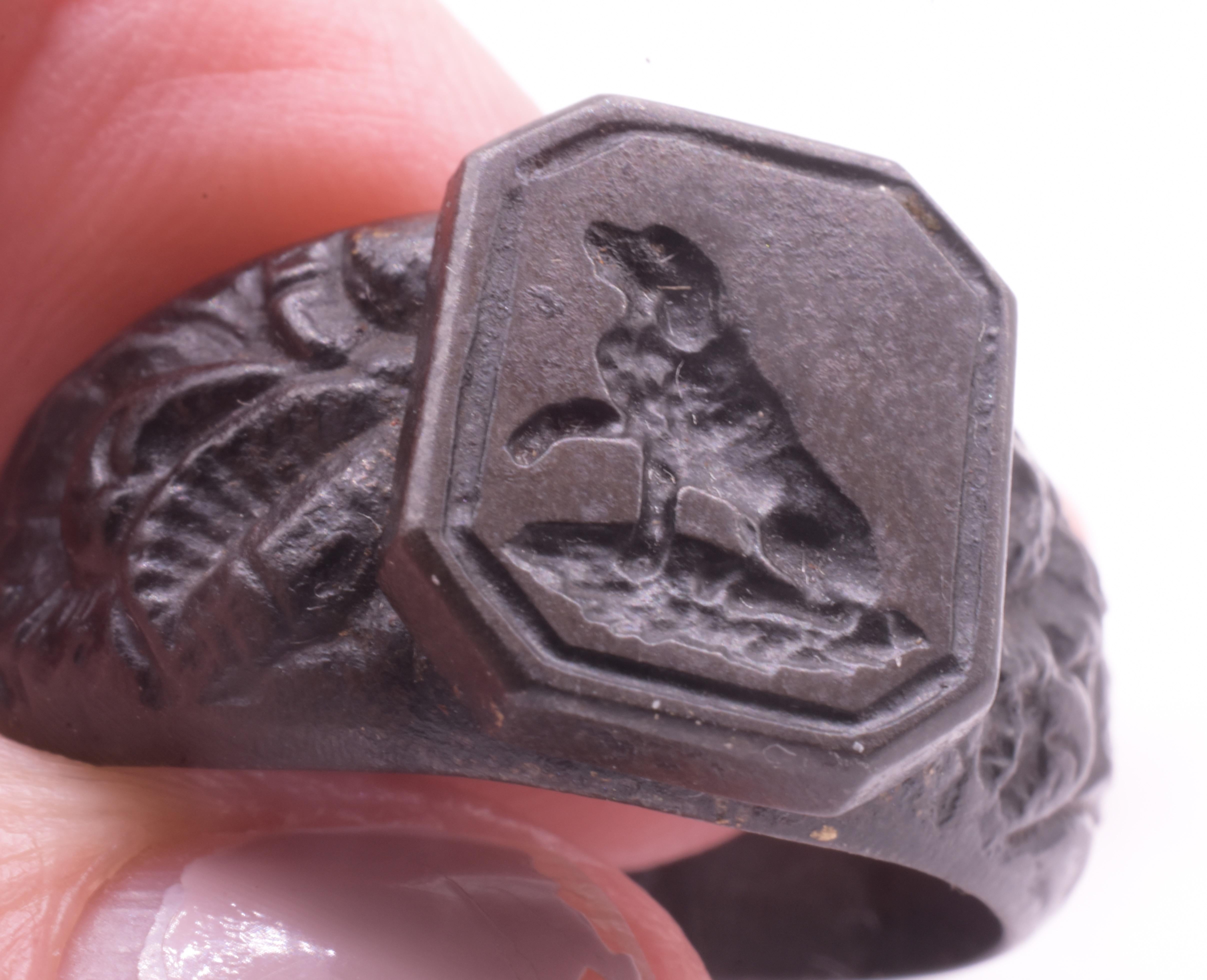 Anello in ferro di Berlino con incisione di cane fedele che rappresenta la fedeltà In condizioni ottime in vendita a Baltimore, MD