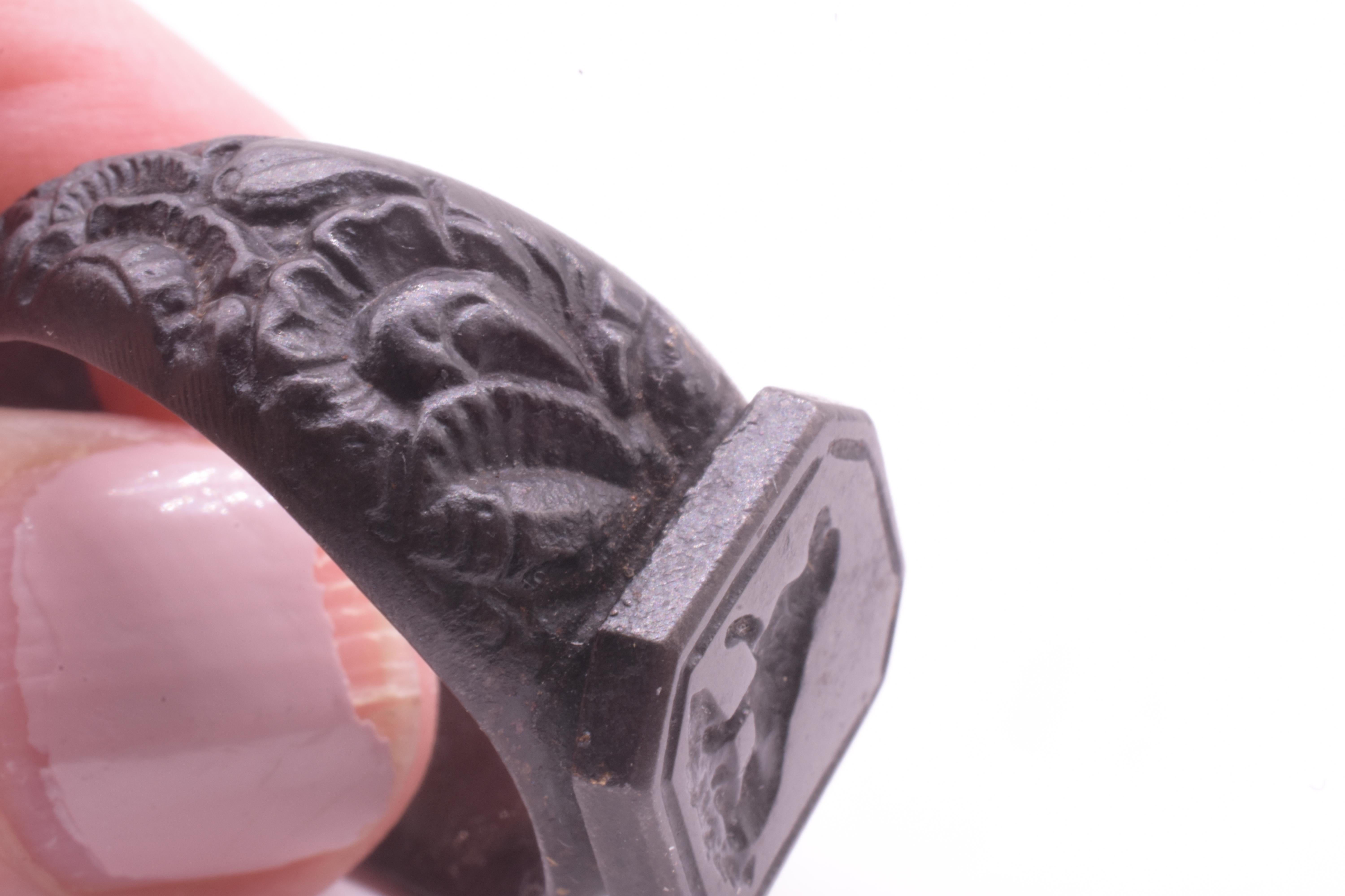 Anello in ferro di Berlino con incisione di cane fedele che rappresenta la fedeltà in vendita 1