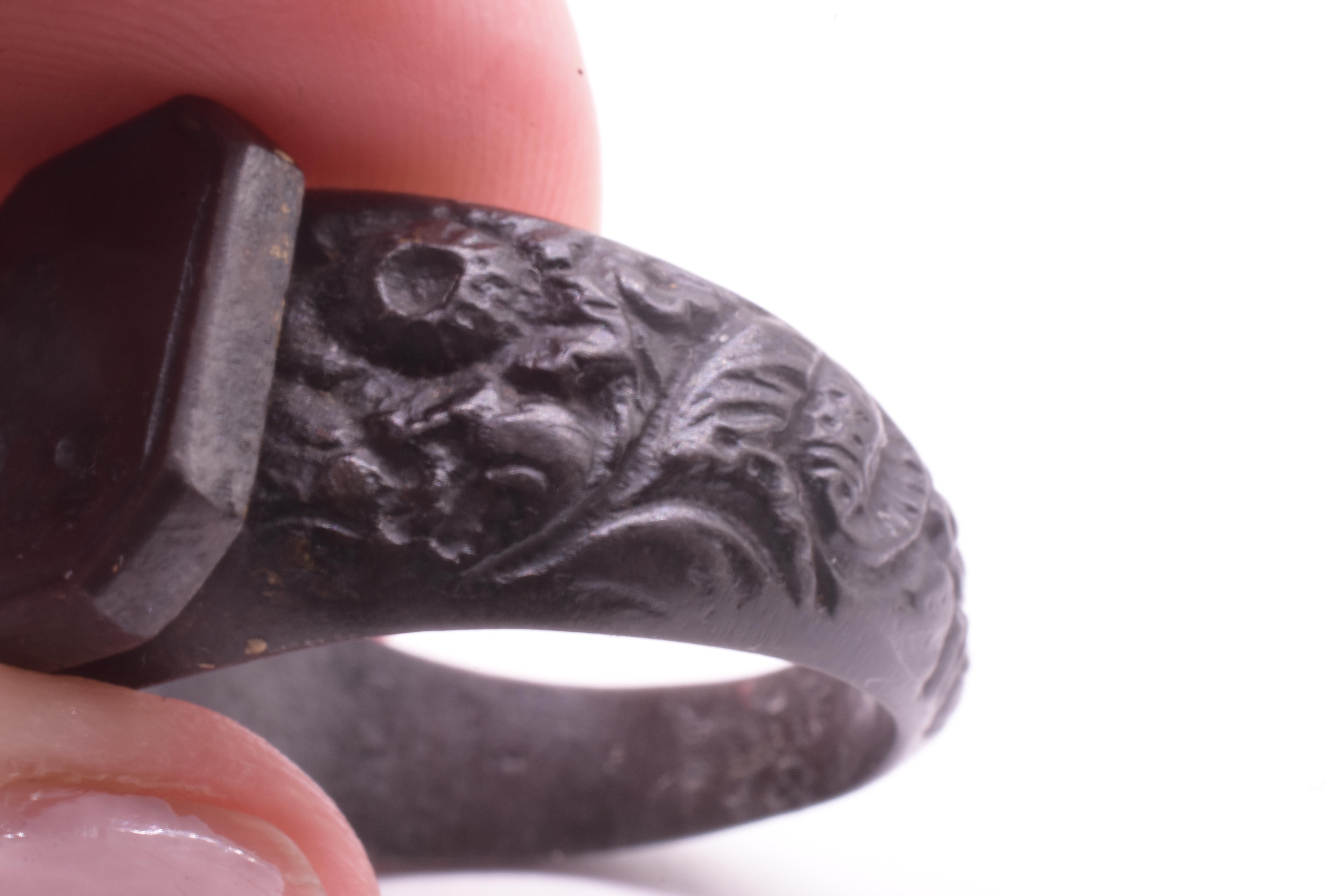 Anello in ferro di Berlino con incisione di cane fedele che rappresenta la fedeltà in vendita 2