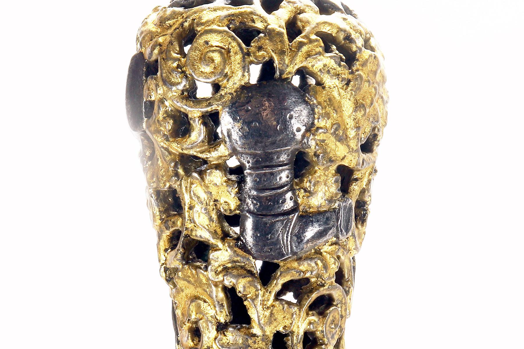 Bastón de hierro berlinés que representa partes de armaduras, Alemania, 1800. en venta 8
