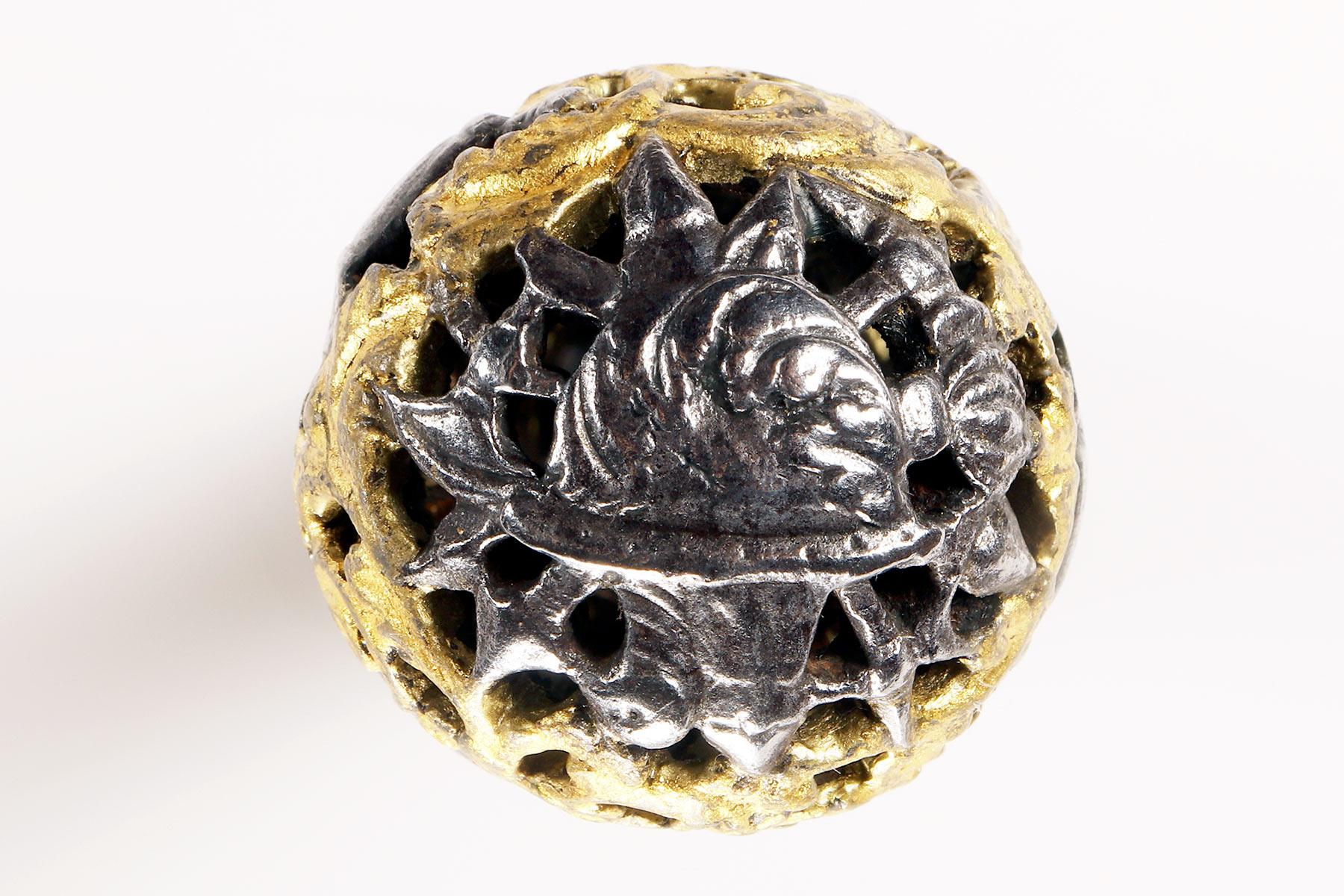 Bastón de hierro berlinés que representa partes de armaduras, Alemania, 1800. en venta 10