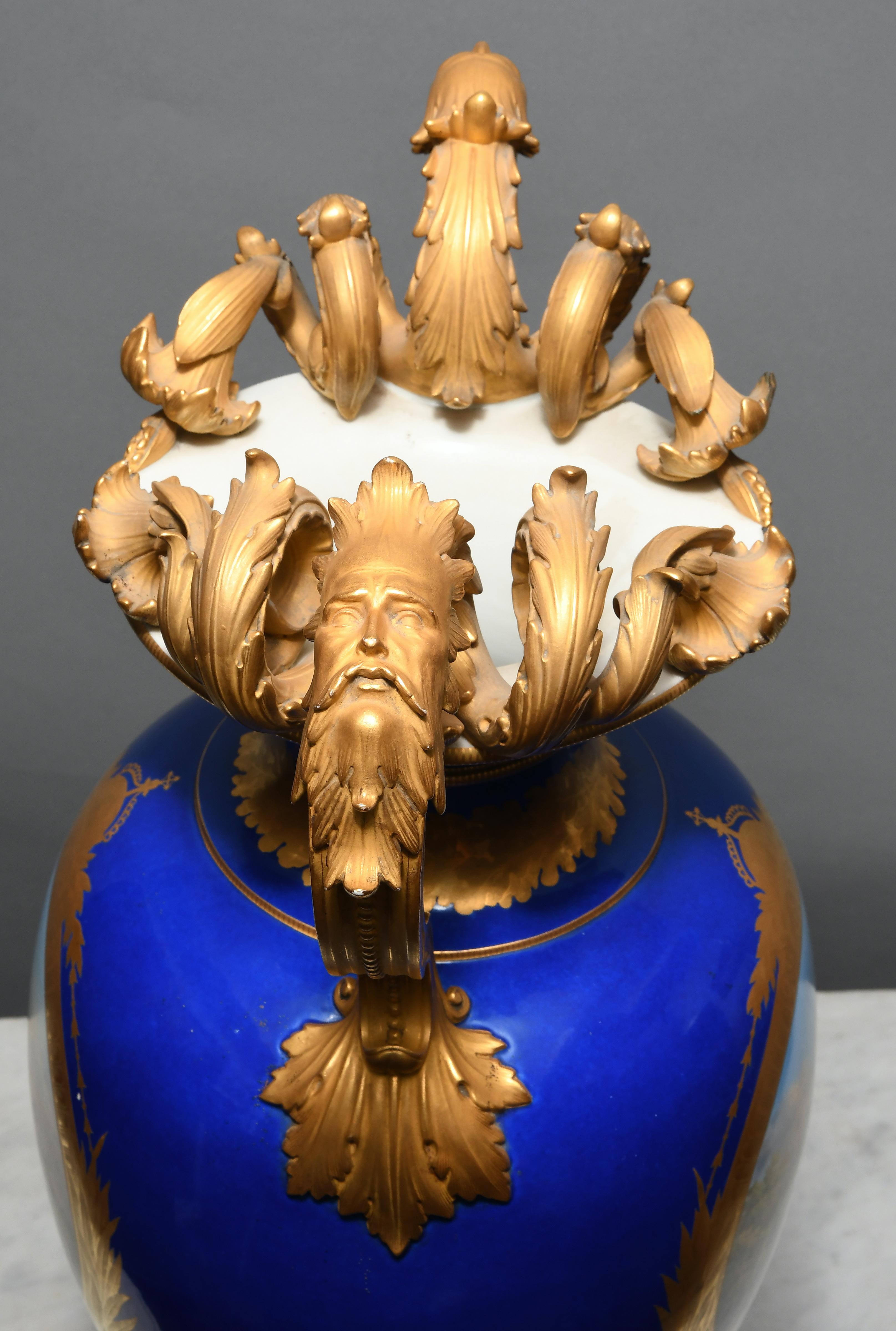 Rococo Vase en porcelaine bleu royal de Berlin KPM Guild en vente