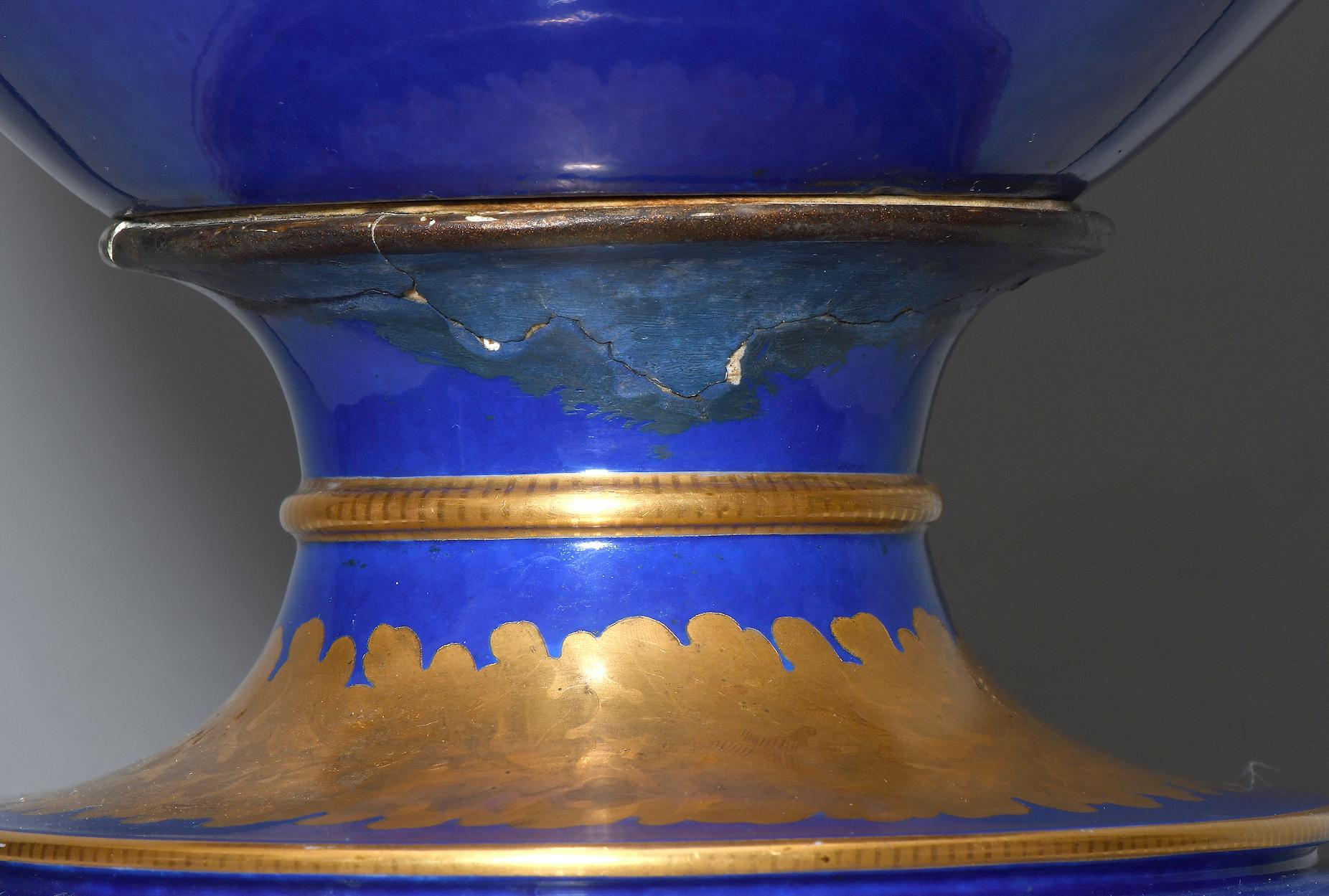 Doré Vase en porcelaine bleu royal de Berlin KPM Guild en vente