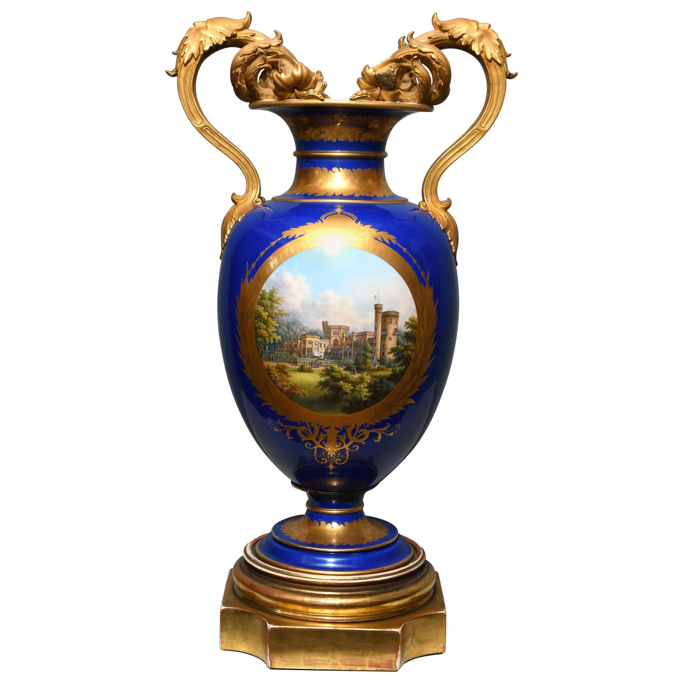 Vase en porcelaine bleu royal de Berlin KPM Guild en vente