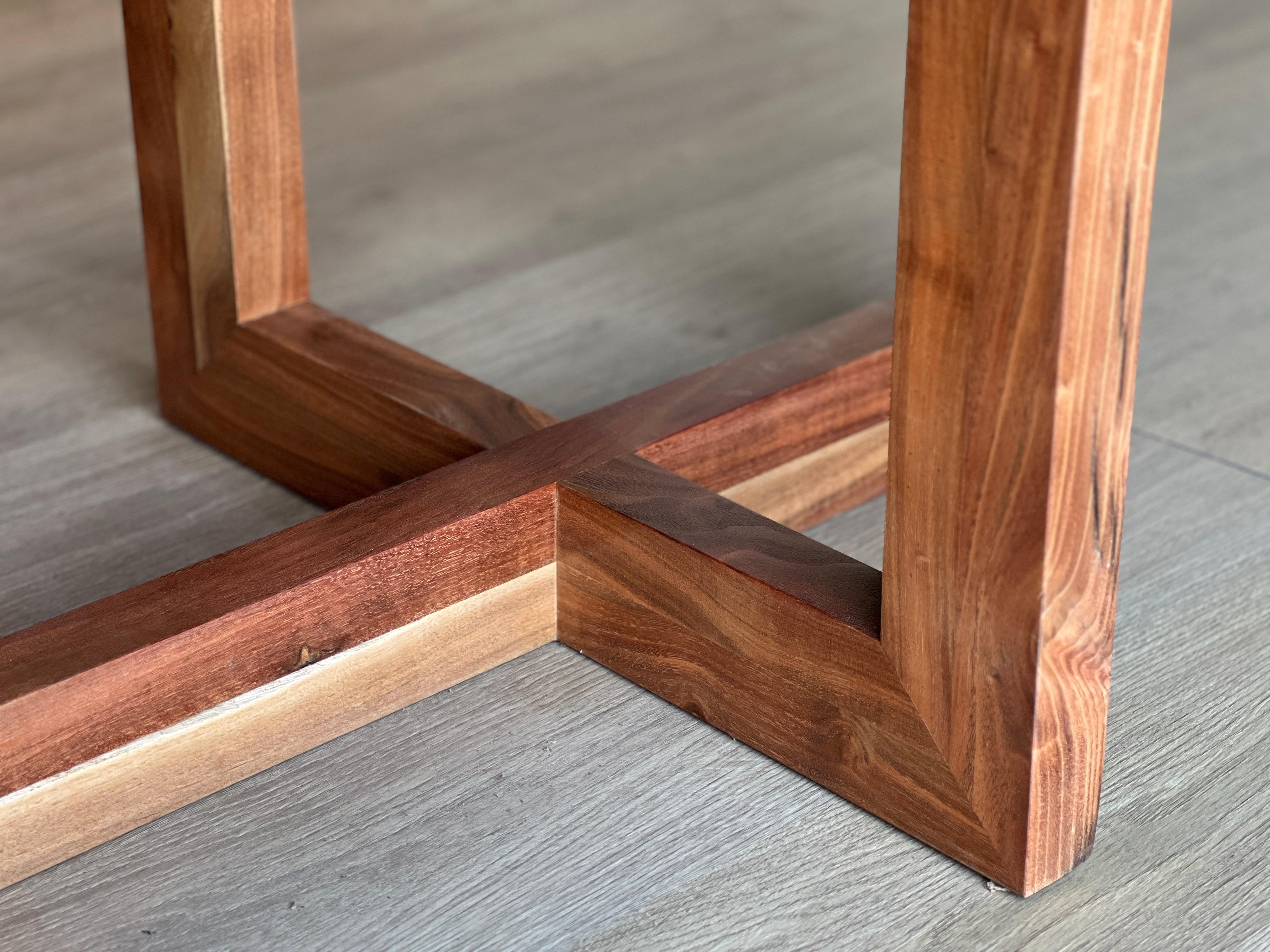 Table de salle à manger en noyer à bord vif 