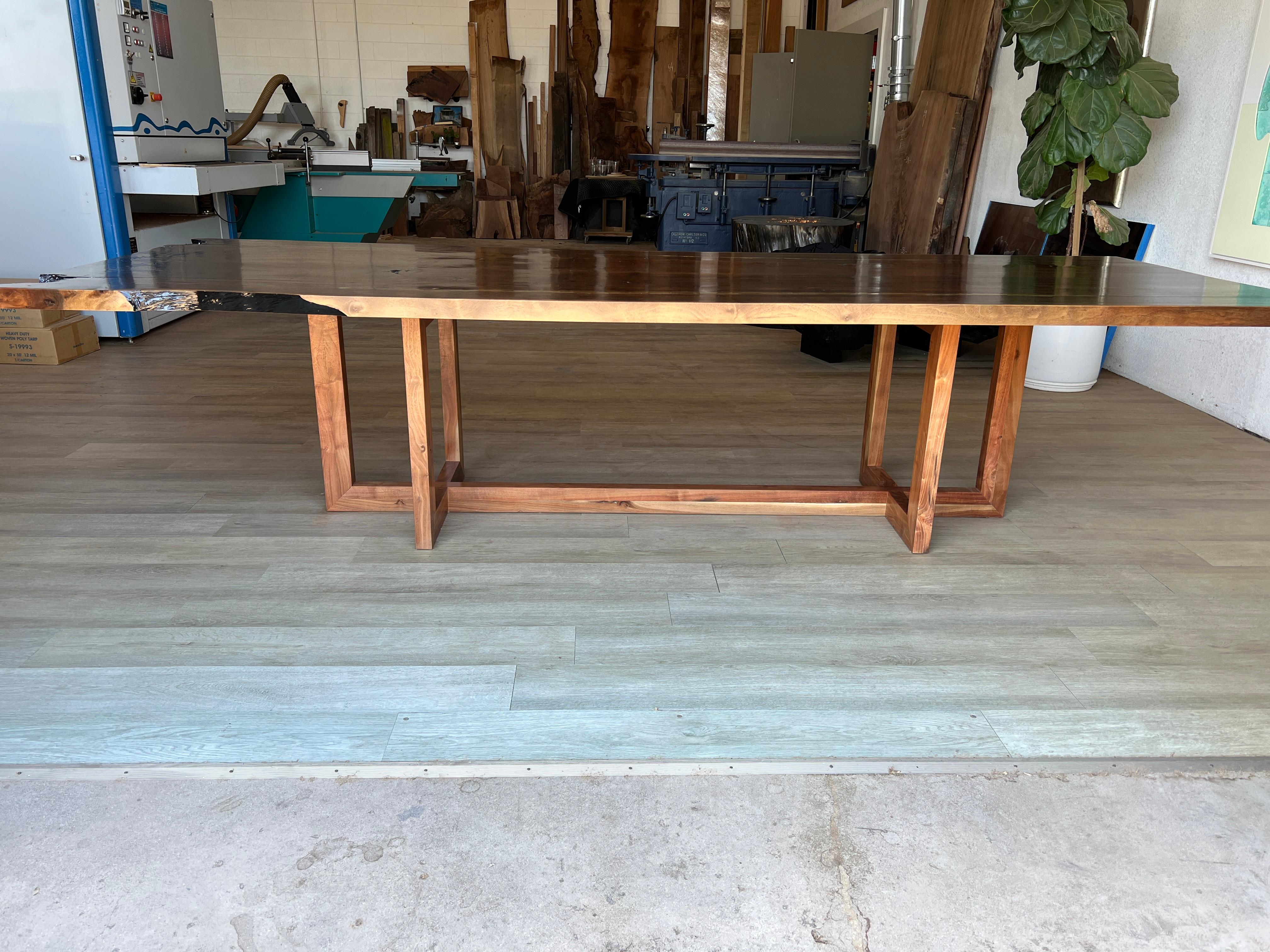 Américain Table de salle à manger en noyer à bord vif 