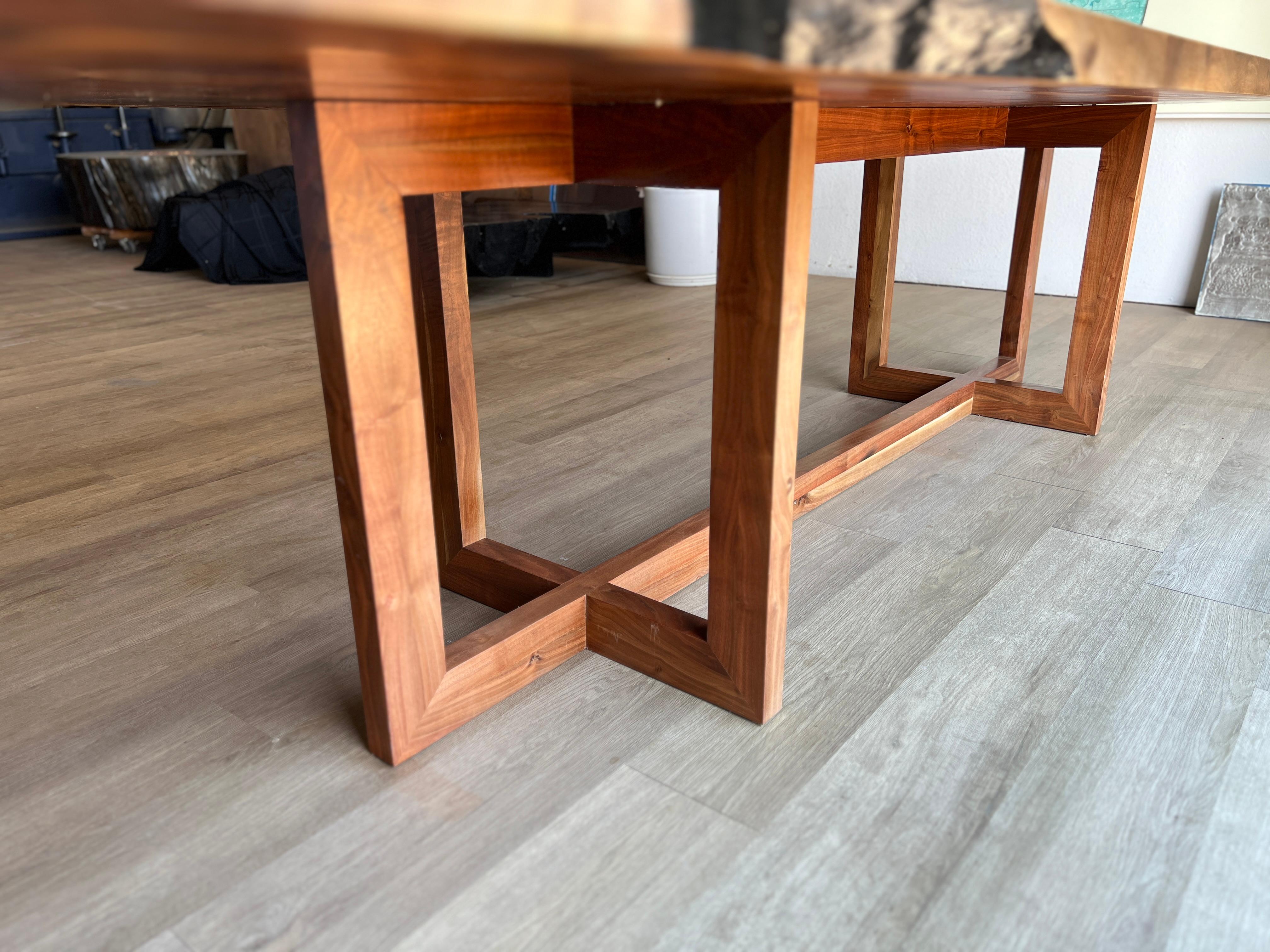 Table de salle à manger en noyer à bord vif 