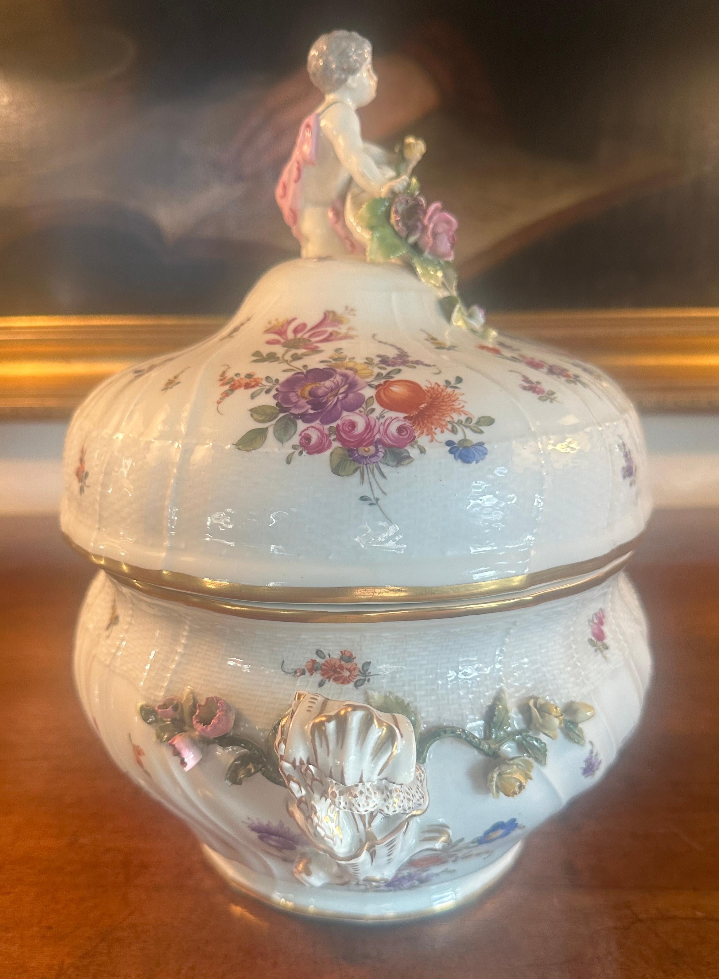 The Konigliche Porcelain Manufactur of the 18th Century was finaced by
Friedrich II. The fabrication of porcelain was stricktly controlled as far
as productivity as well as quality was concerned. No child labor was allowed,
and no inexpensive