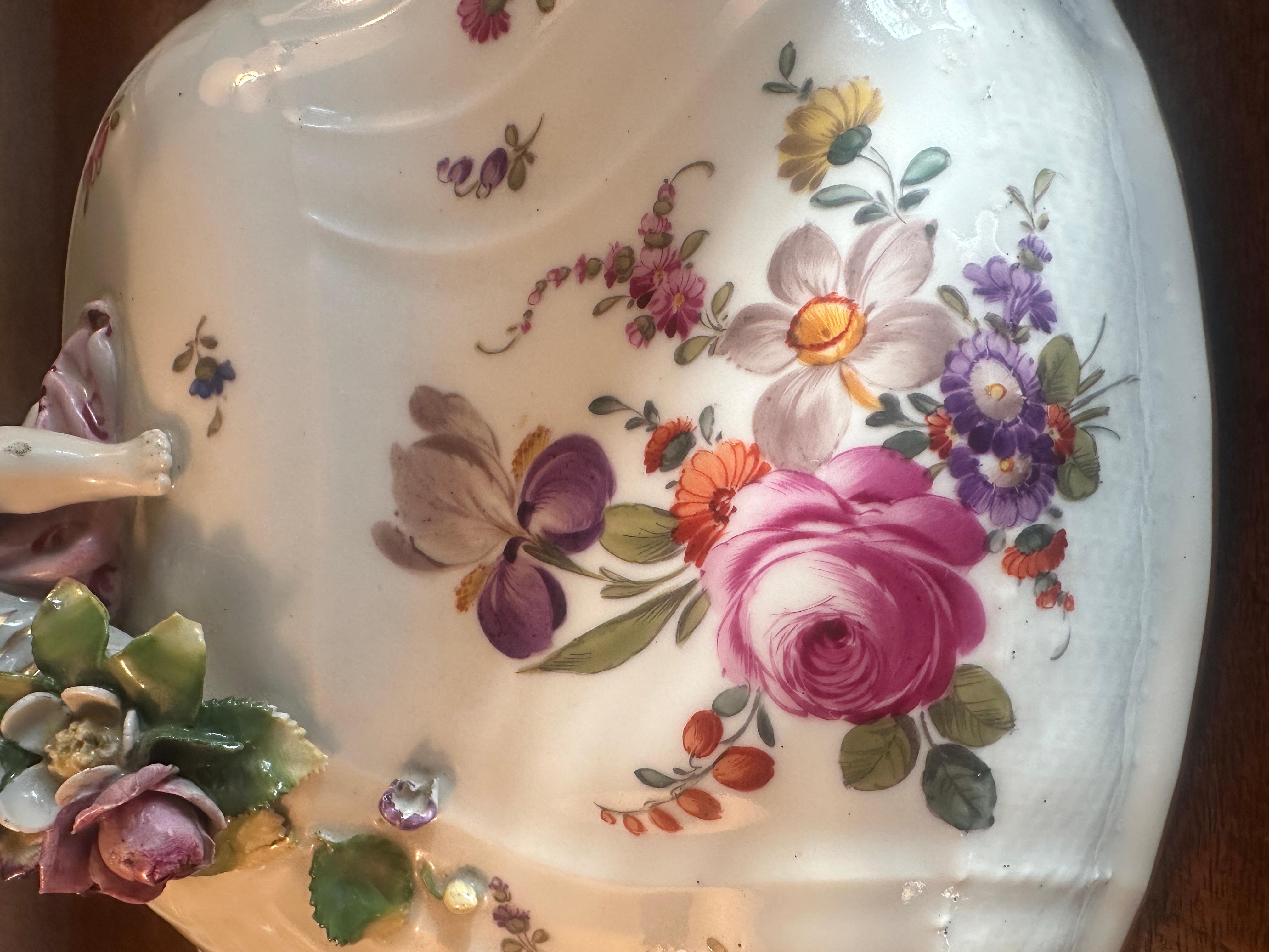 XVIIIe siècle Soupière en porcelaine de Berlin, par KPM, magnifiquement décorée en vente