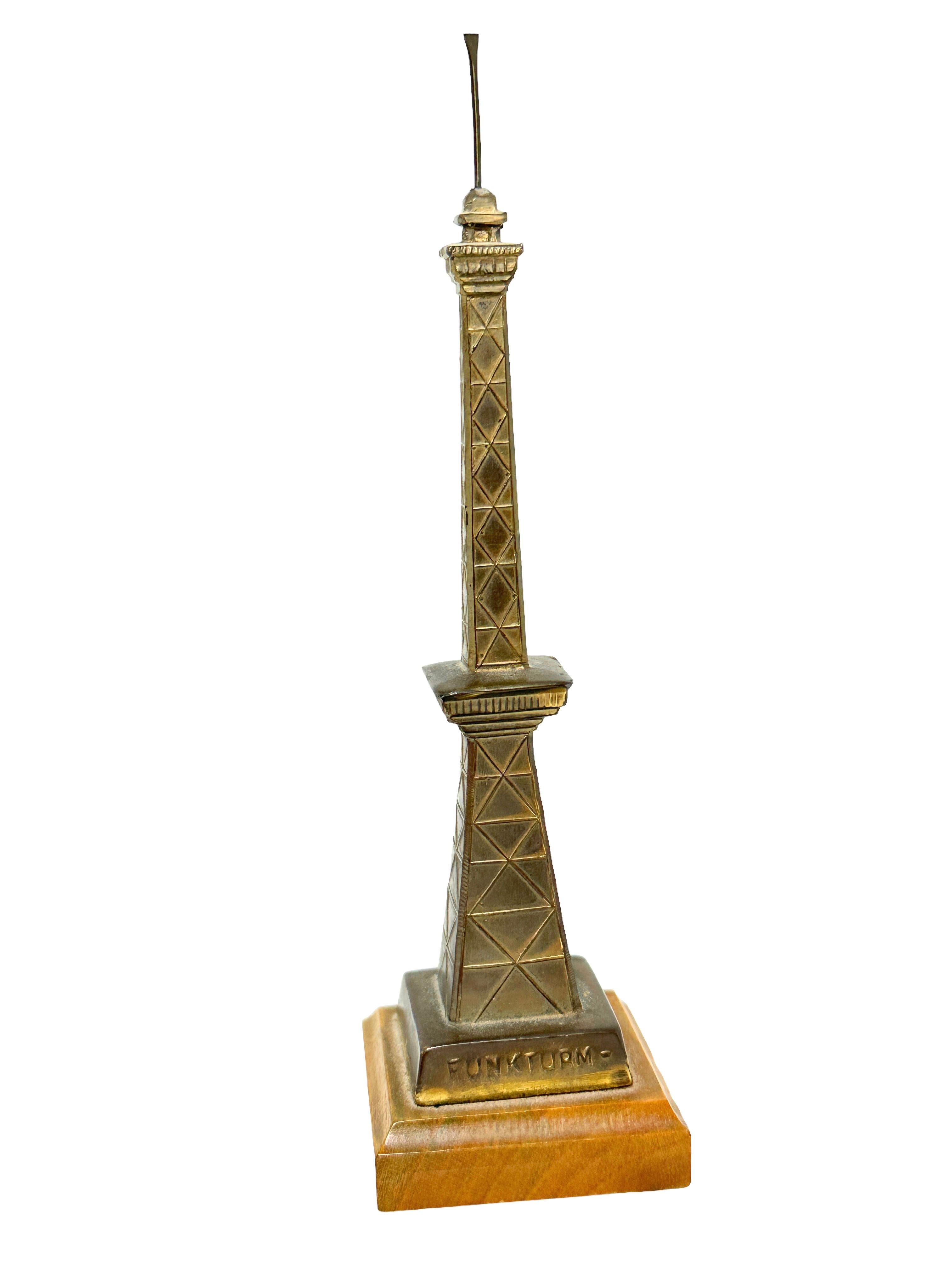 Tedesco Torre radiofonica di Berlino in ottone su base di legno, modello in scala, anni '30 in vendita