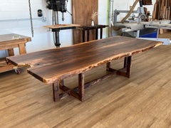 Mesa "Berlín" en nogal claro del artista californiano Florian Roeper