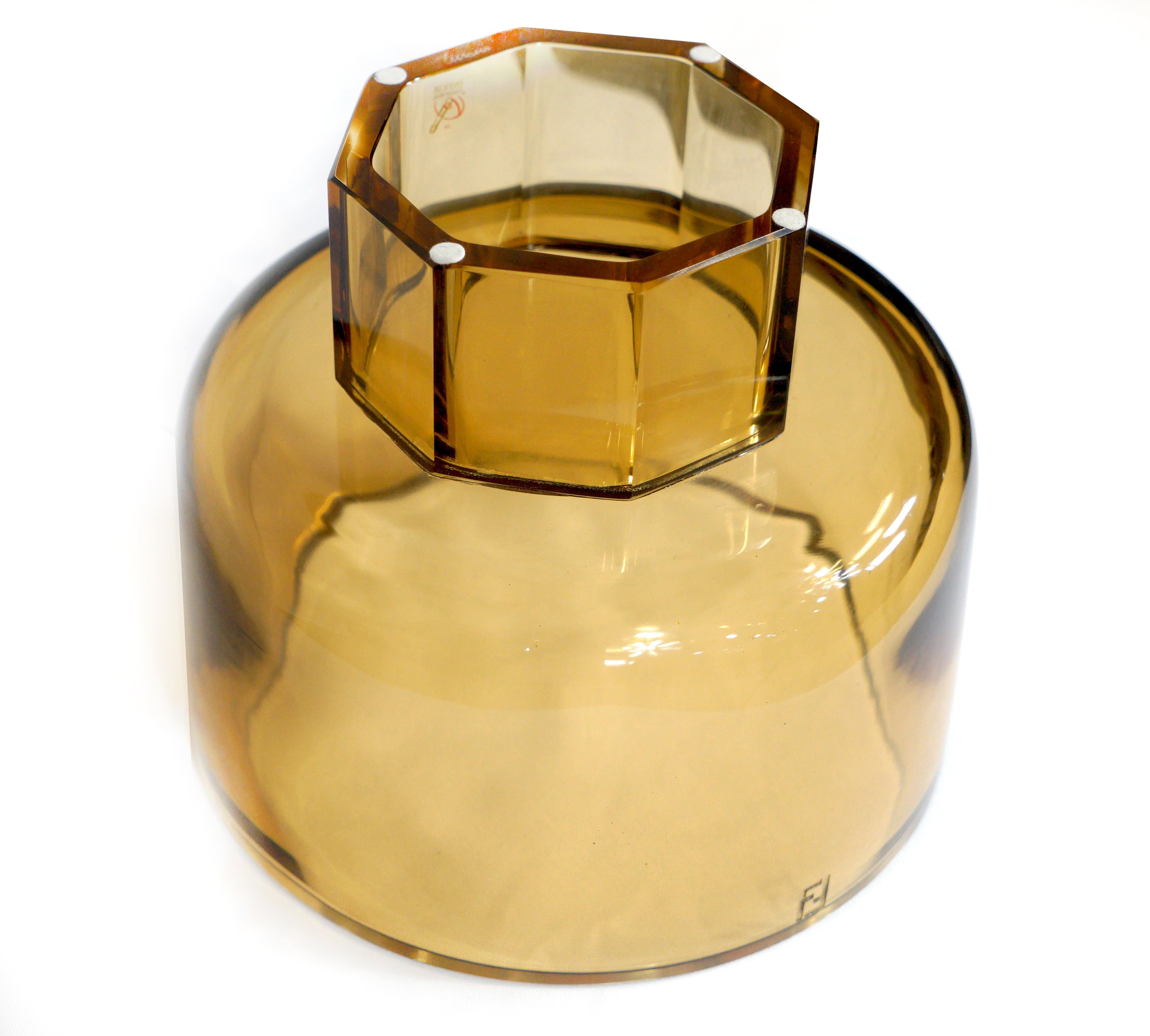 Le verre de Murano soufflé à la main dans un ton jaune convient aux compositions florales, aux orchidées plantées et plus encore. Gravé du logo FF classique de Fendi. La luminosité et la couleur sont dues à une approche artistique qui fait partie du