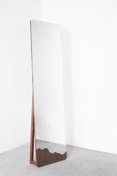 Miroir en noyer de Berlin, contemporain mexicain, par Juskani Alonso