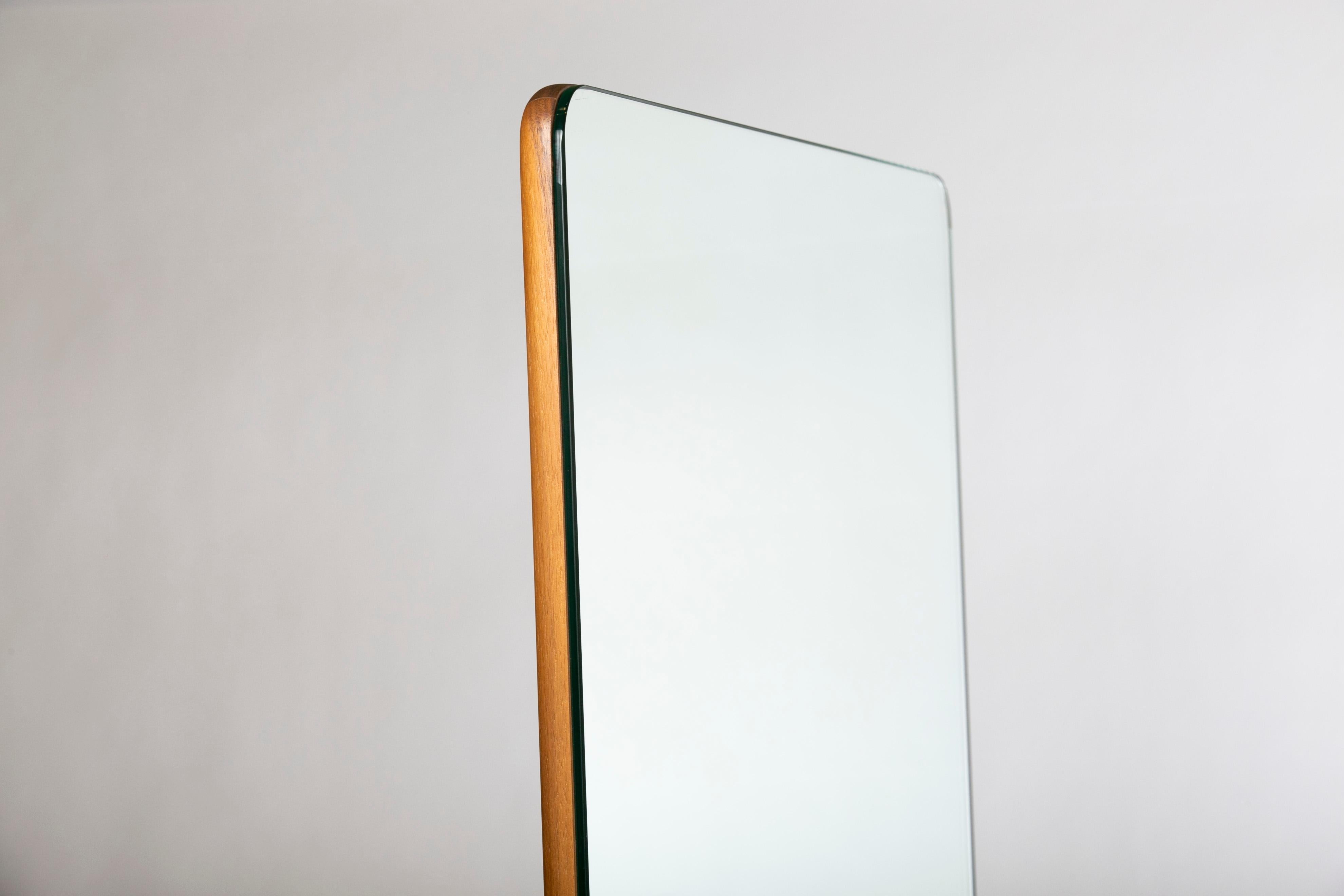 Berlin Walnut Mirror, Contemporary Mexican, by Juskani Alonso In New Condition For Sale In Mexico City, MX
