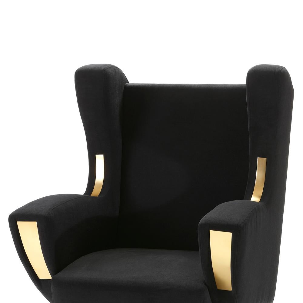 Armchair Berliner with structure in solid
wood, covered with black velvet fabric.
Details in polished brass.
Also available in stool berliner.