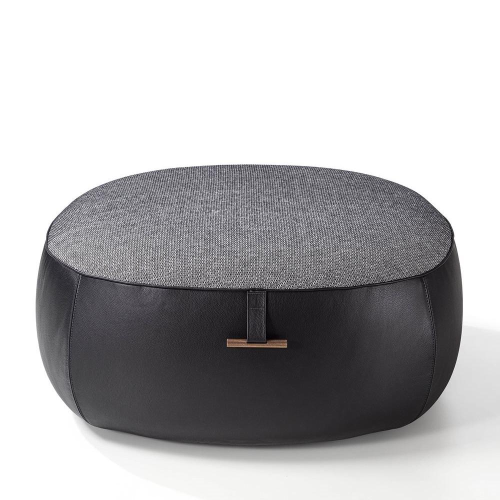 Pouf Berlingo Big with black genuine leather frame,
upholstered and covered with high quality grey fabric.
Also available with other leather frame colors or with
other fabric colors, on request.