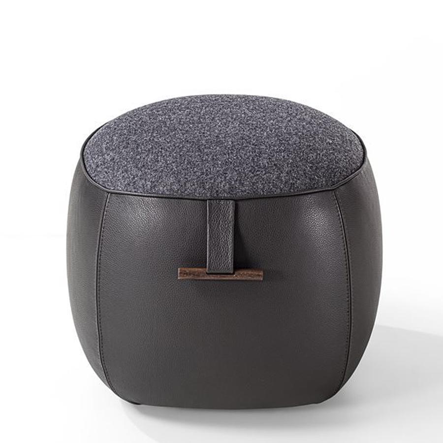 Pouf Berlingo Small with black genuine leather frame,
upholstered and covered with high quality grey fabric.
Also available with other leather frame colors or with
other fabric colors, on request.