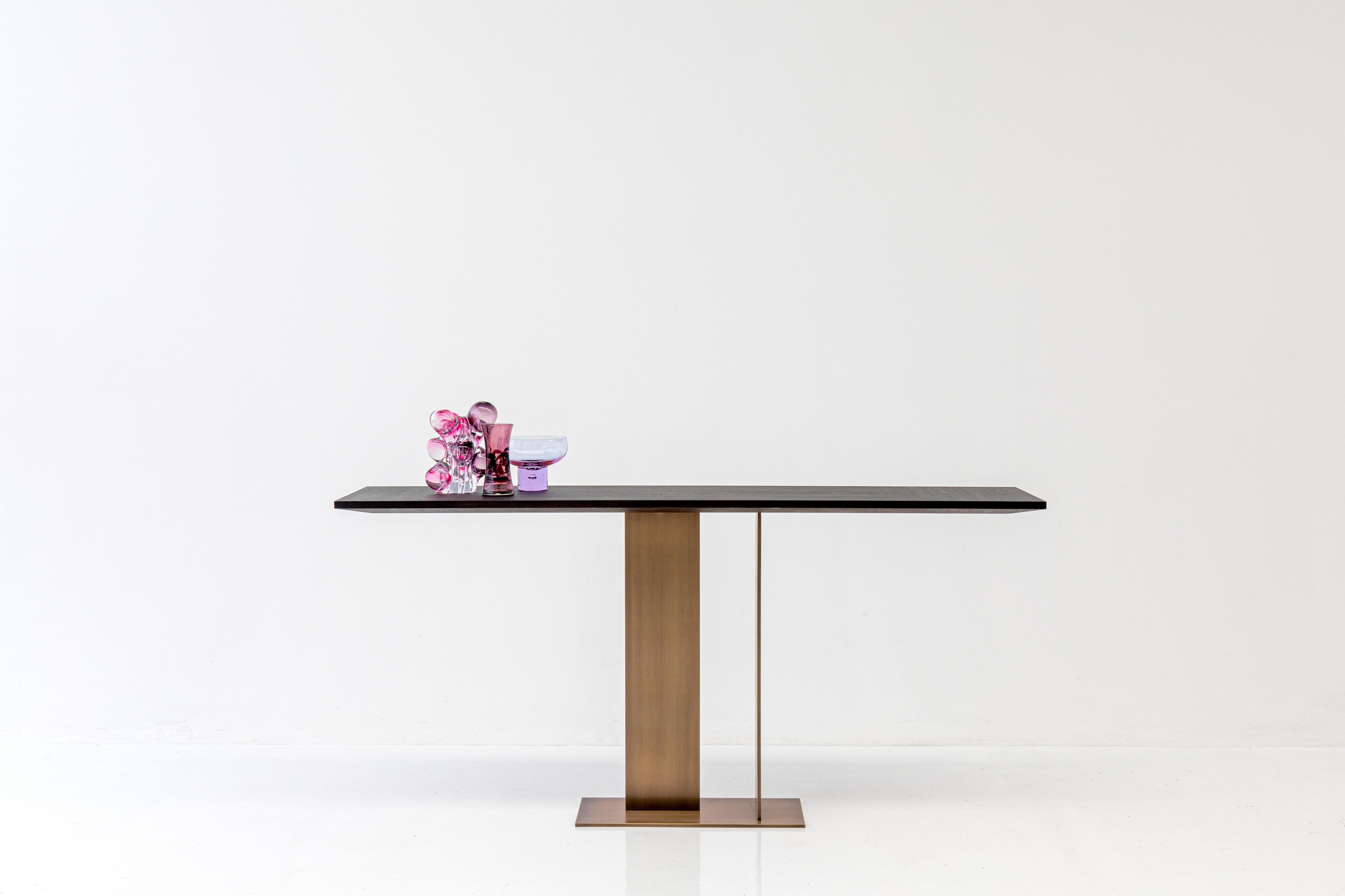 Consola de metal Berlino 150 Matt English Mahogany AND Light Bronze by Casa Casati
Dimensiones: P 44 x An 150 x Al 68 cm. 
Materiales: MDF, laca, latón, bronce, caoba y hierro.

Disponible en distintos materiales y tamaños. Póngase en contacto con