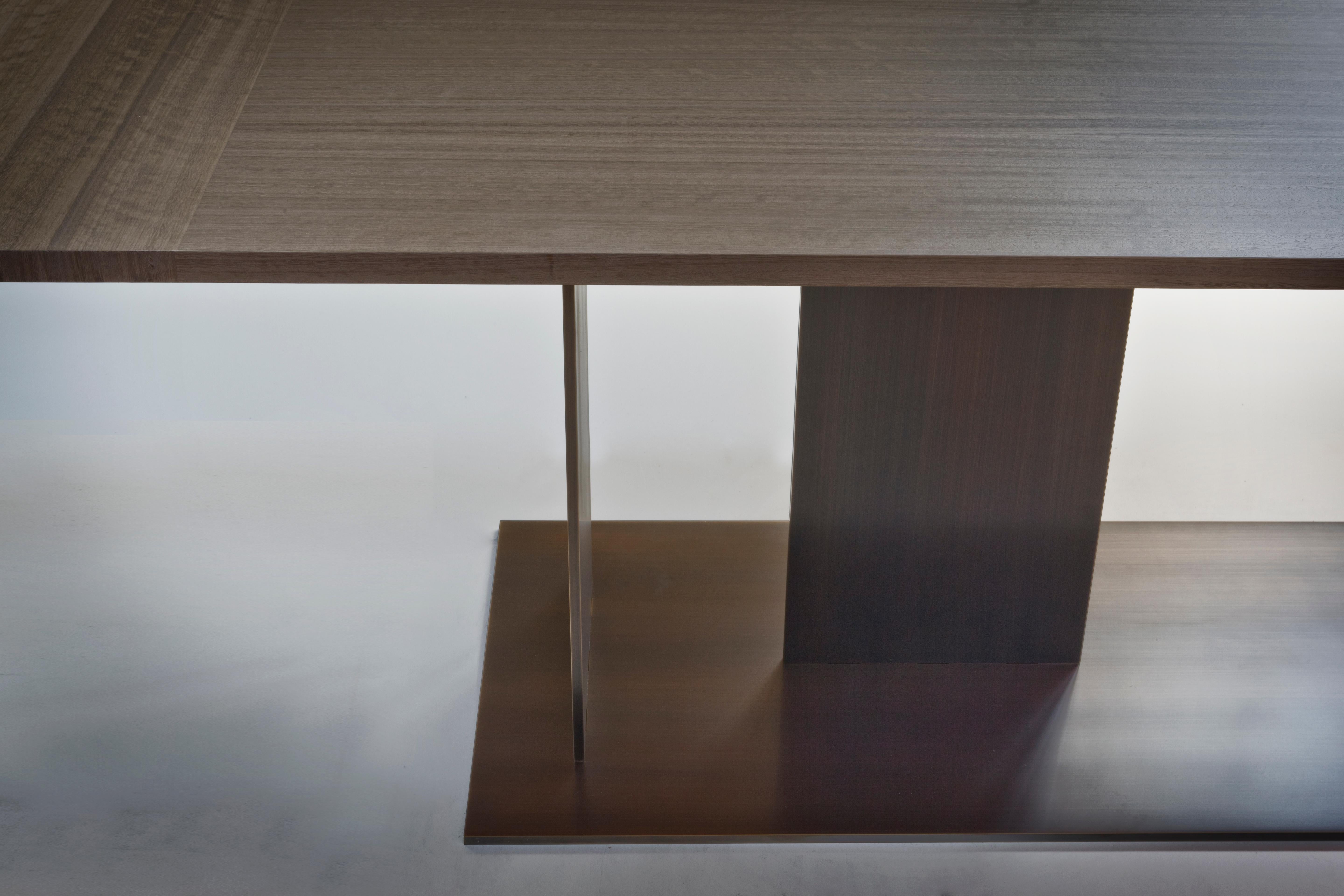 Mesa de roble gris mate y base de metal negro mate Berlino 300 by Casa Casati Siglo XXI y contemporáneo en venta