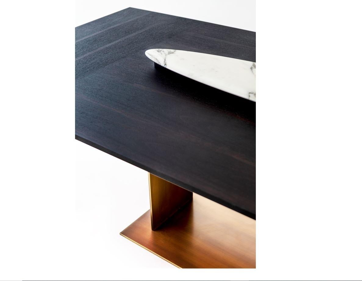Une famille de tables inspirée par le Mouvement moderne, en particulier la rigueur formelle de Mies van der Rohe et les compositions libres de Gerrit AT&T. Rietveld, dans la disposition des fines lames métalliques à angle droit qui composent le