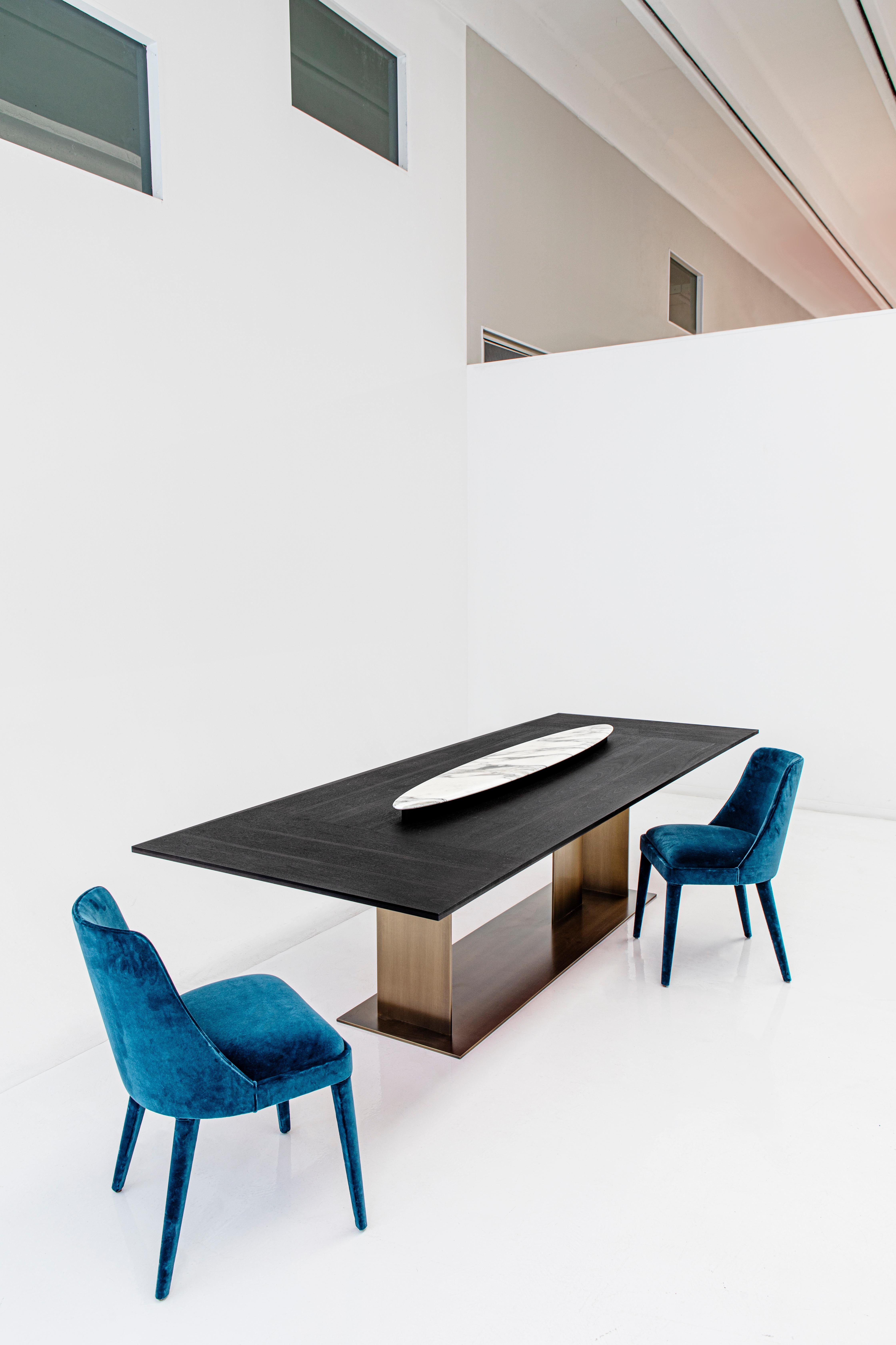 XXIe siècle et contemporain Table de salle à manger Berlino en bois d'acajou mat en vente