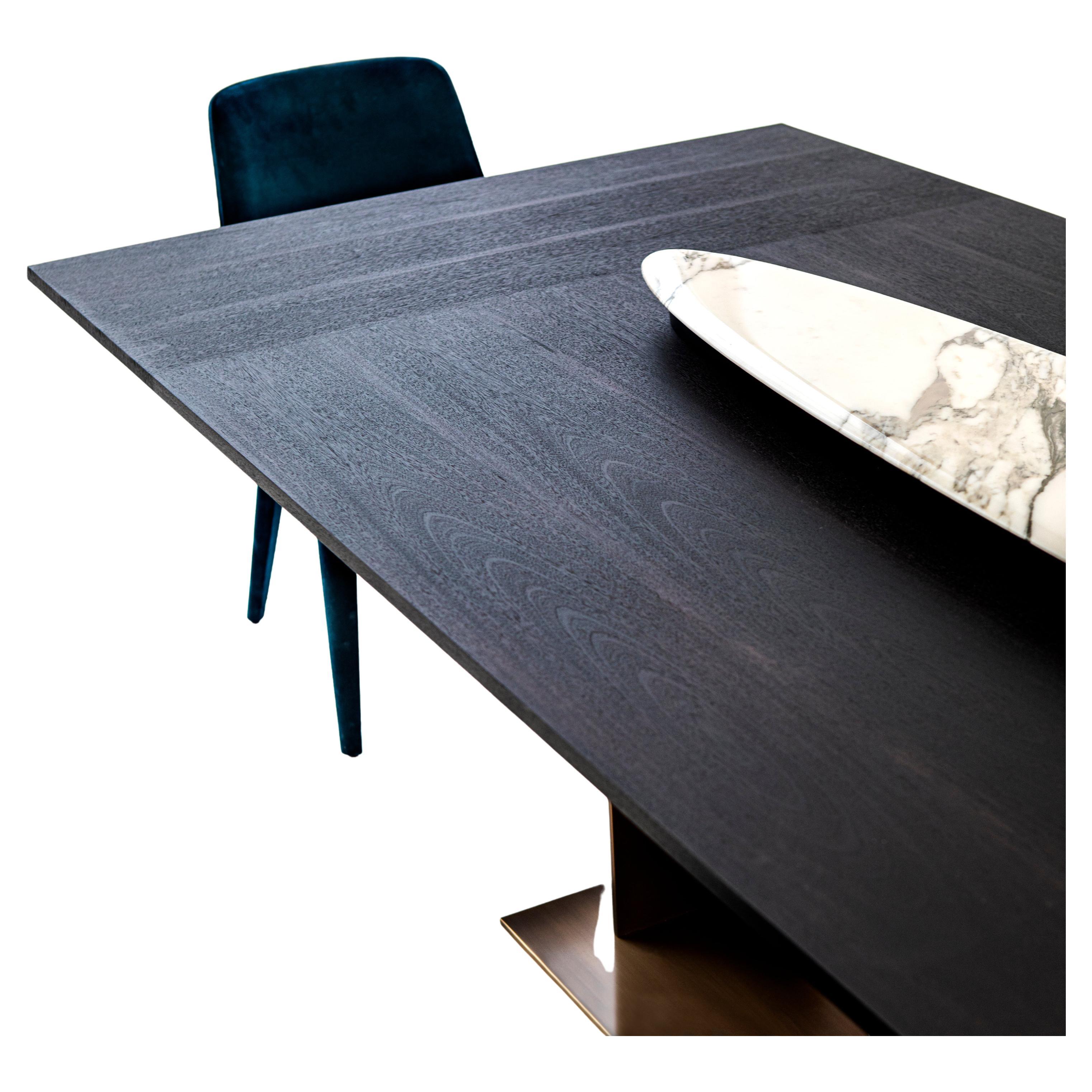 Une famille de tables inspirée par le Mouvement moderne, en particulier la rigueur formelle de Mies van der Rohe et les compositions libres de Gerrit AT&T. Rietveld, dans la disposition des fines lames métalliques à angle droit qui composent le
