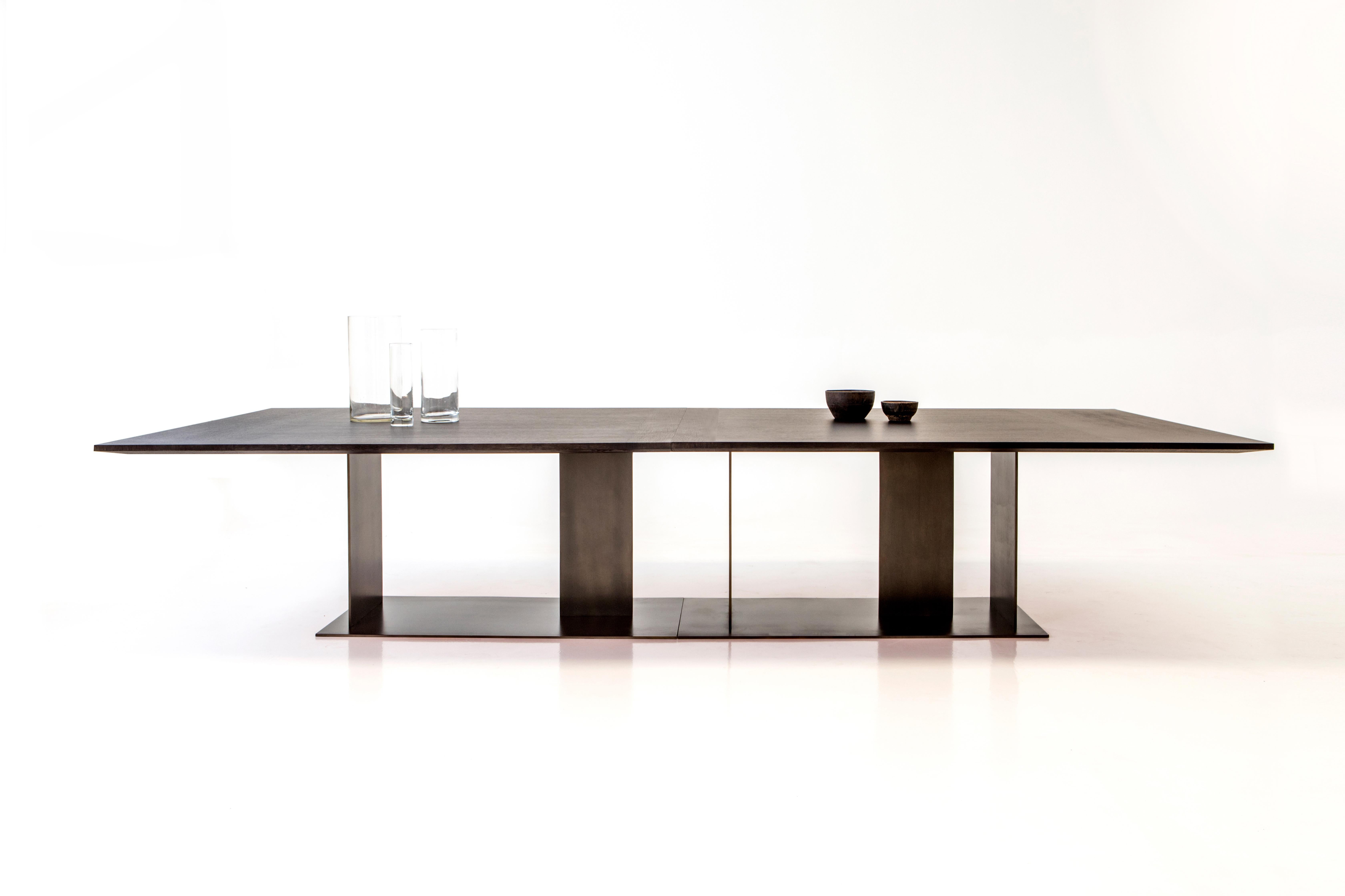 Tavolo Berlino Maxi 360 con piano in Oak grigio opaco e base in metallo bronzo di Casa Casati
Dimensioni: P 150 x L 360 x H 74 cm. 
Materiali: MDF, lacca, ottone, bronzo e ferro.

Disponibile in diversi materiali e dimensioni. Contattateci.

Una