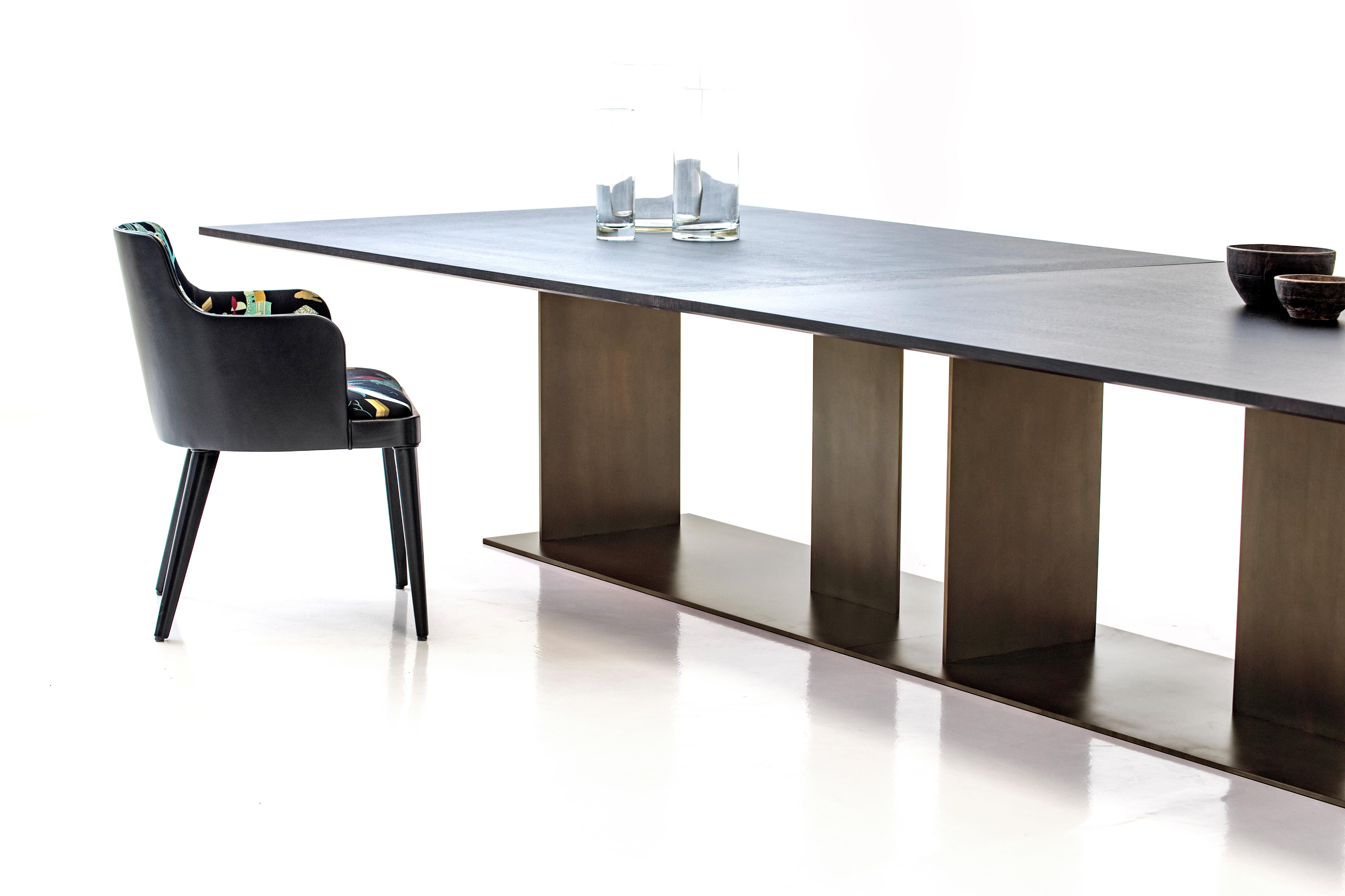 Postmoderno Tavolo Berlino Maxi 360 con piano in Oak grigio opaco e base in metallo bronzo di Casa Casati in vendita