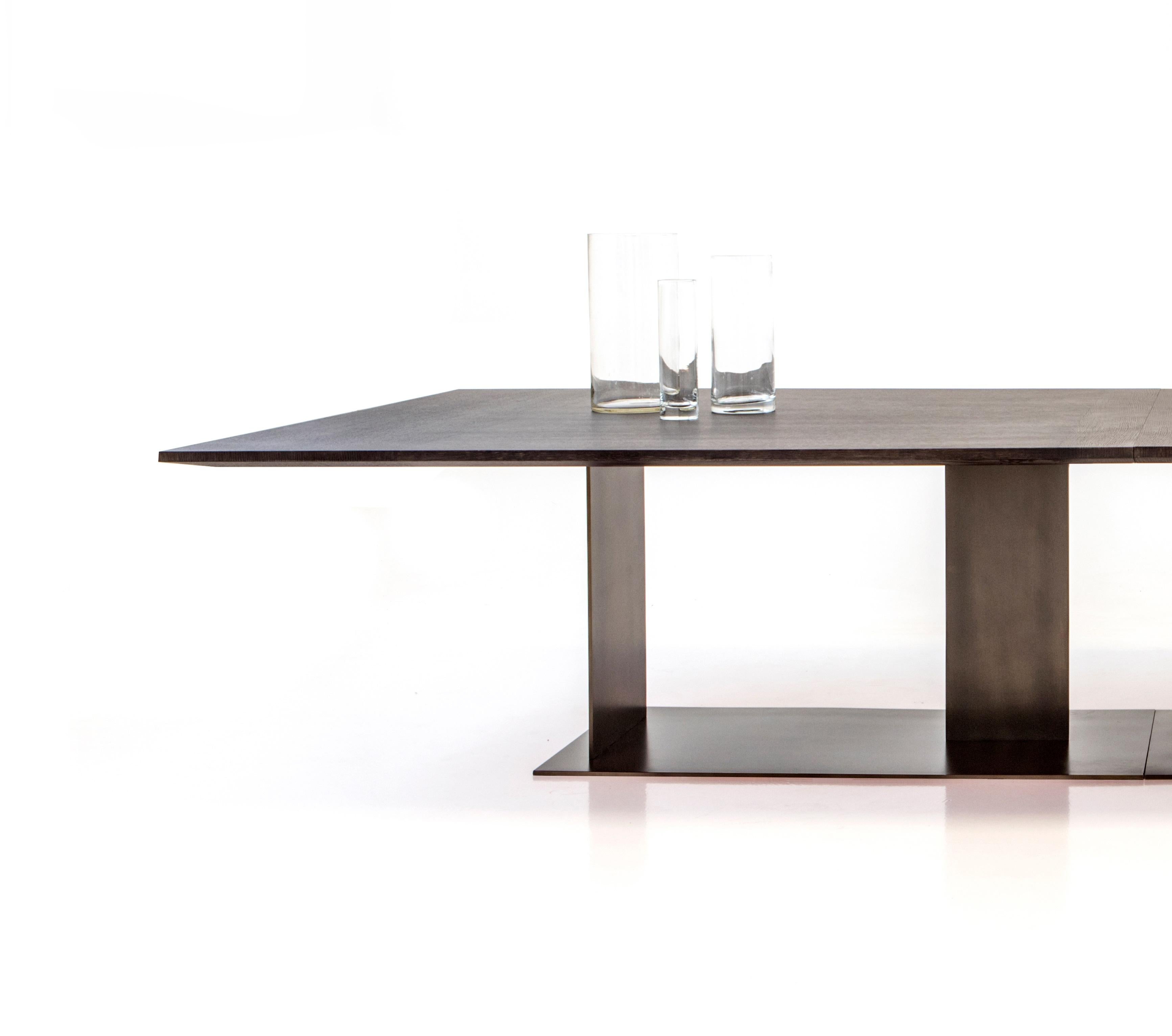 Italiano Tavolo Berlino Maxi 360 con piano in Oak grigio opaco e base in metallo bronzo di Casa Casati in vendita