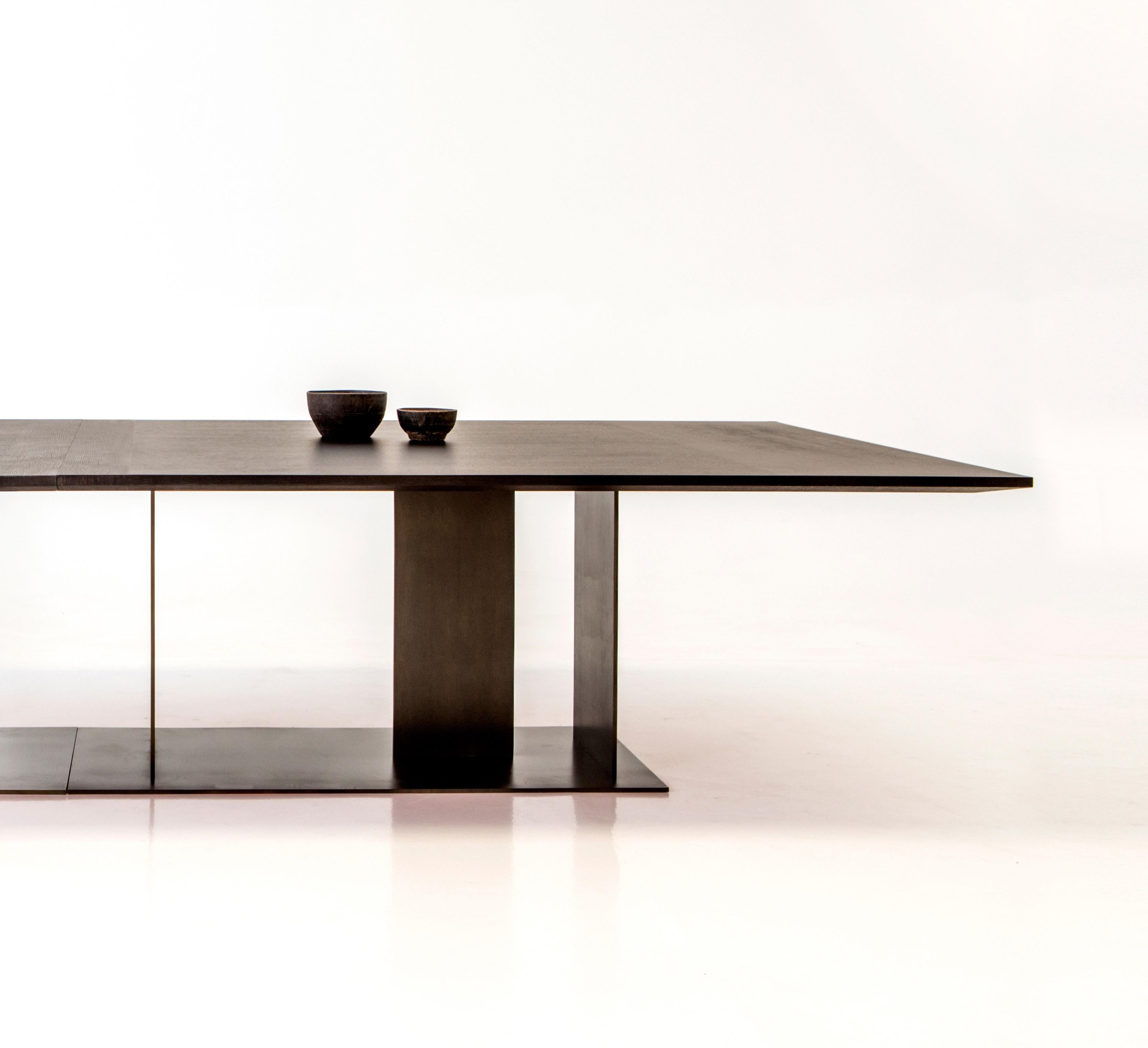 Altro Tavolo Berlino Maxi 360 con piano in Oak grigio opaco e base in metallo bronzo di Casa Casati in vendita