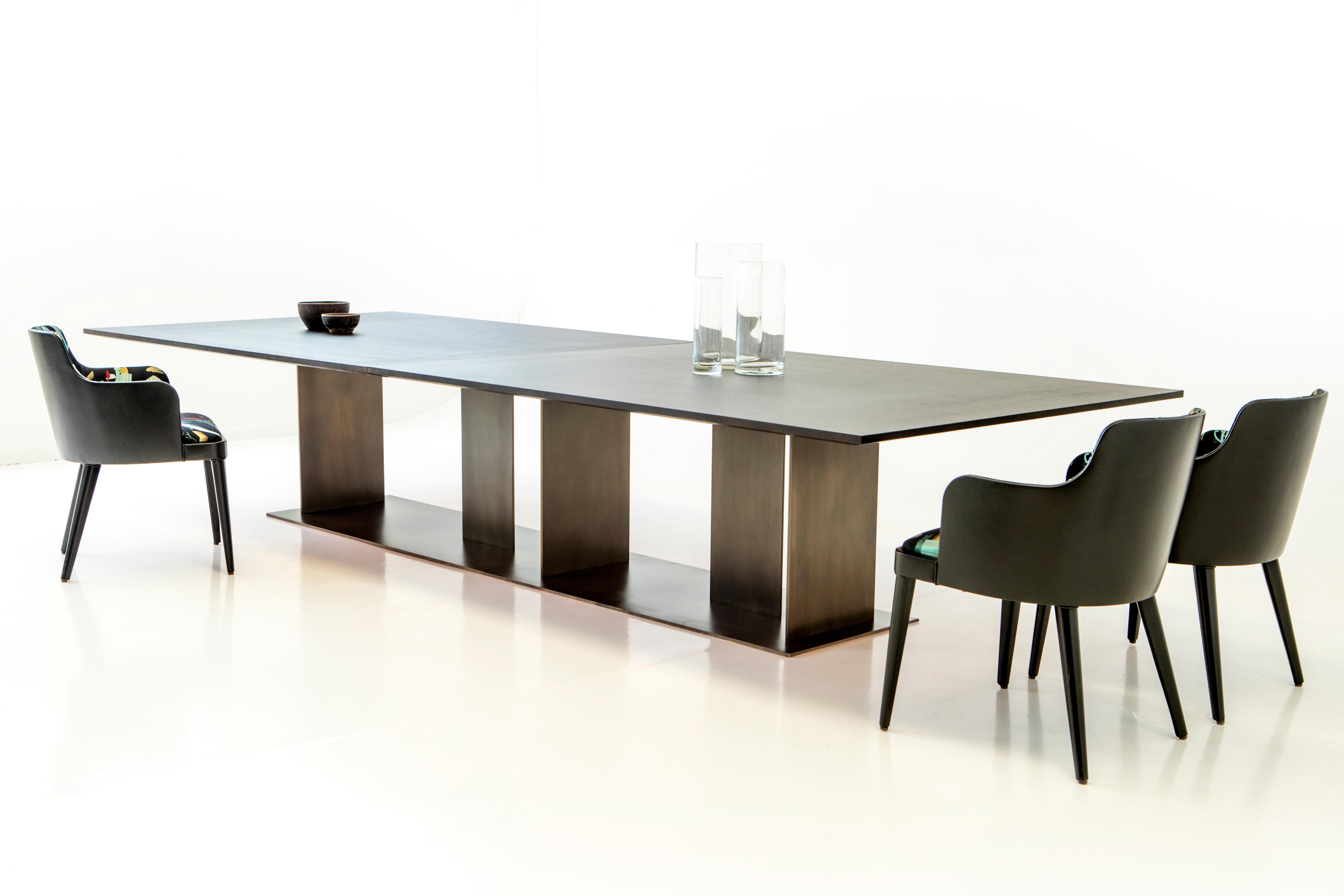 XXI secolo e contemporaneo Tavolo Berlino Maxi 360 con piano in Oak grigio opaco e base in metallo bronzo di Casa Casati in vendita