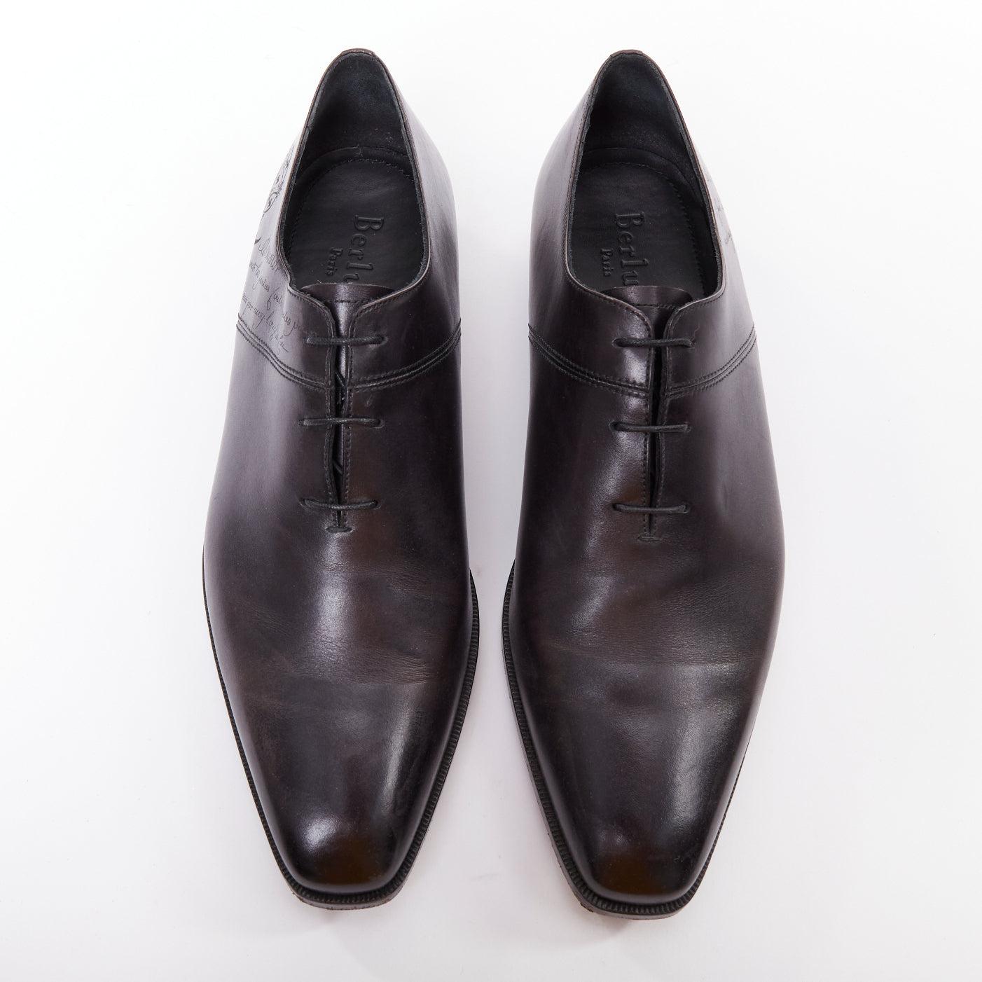 BERLUTI Alessandro dunkelgrau Kalbsleder Scritto Kalligraphie Slipper Schuhe UK8 EU41
Referenz: TGAS/E00787
Marke: Berluti
Modell: Alessandro
MATERIAL: Leder
Farbe: Grau
Muster: Solide
Verschluss: Schnürung
Innenfutter: Graues Leder
Zusätzliche