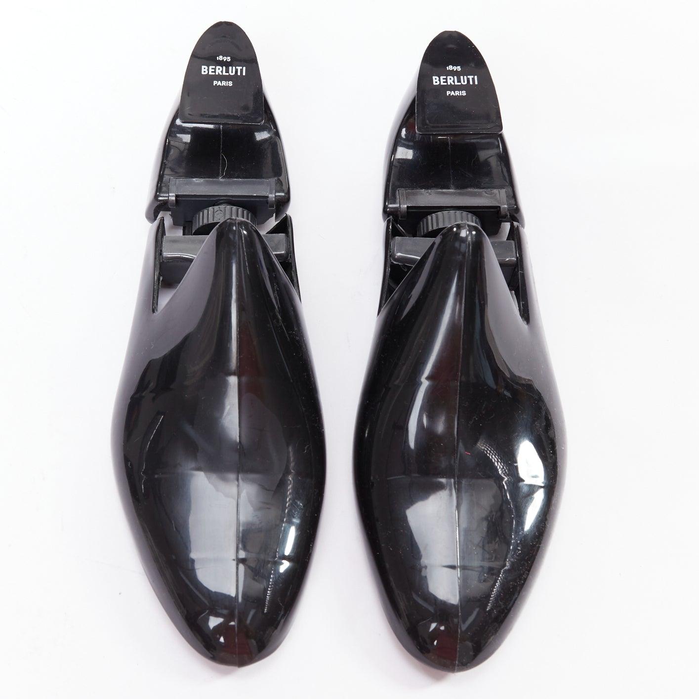 BERLUTI black plastic white logo shoe tree pair EU42
Reference: CNLE/A00352
Brand: Berluti
Material: Plastic
Color: Black, White
Pattern: Solid
Closure: Slip On
Extra Details: Logos at both sides.

CONDITION:
Condition: Fair, this item was pre-owned