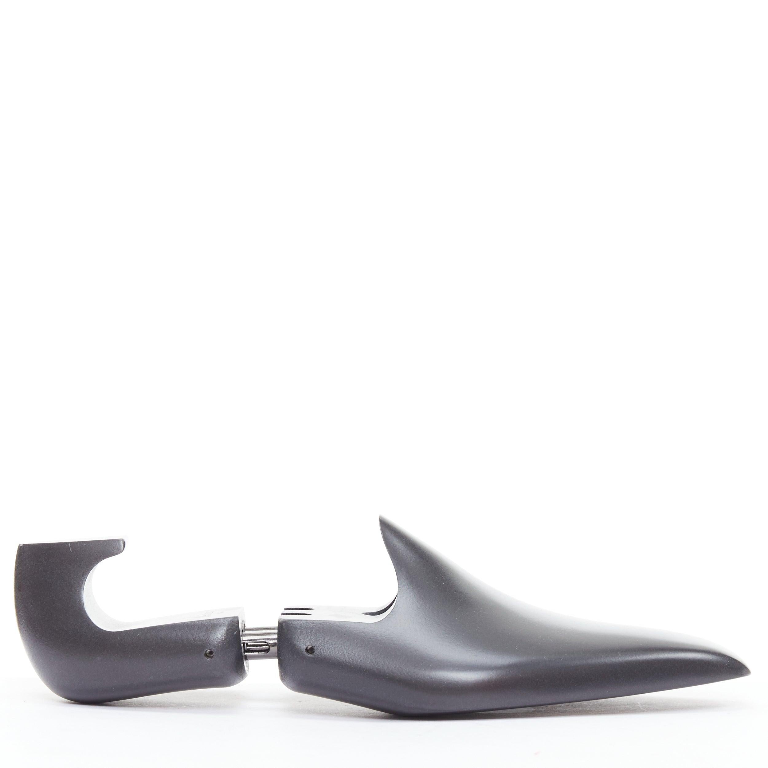 BERLUTI schwarzer Holzschuhspanner Paar UK8 EU42
Referenz: CNLE/A00429
Marke: Berluti
MATERIAL: Holz
Farbe: Beige
Muster: Solide
Verschluss: Slip On
Zusätzliche Details: Logo auf beiden Seiten.

ZUSTAND:
Zustand: Sehr gut, dieser Artikel wurde
