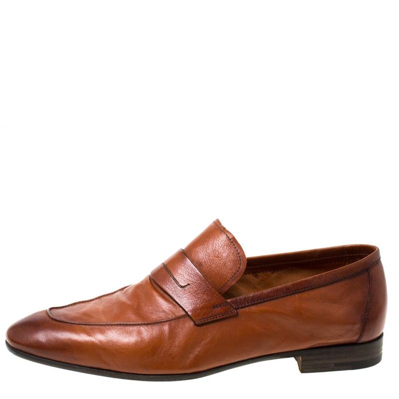 This pair of loafers from Berluti is made for the man who has a modern taste. Meticulously crafted from high-quality leather, the Lorenzo loafers are easy to slip on meaning they will be easy to flaunt too! They come with penny keeper straps on the