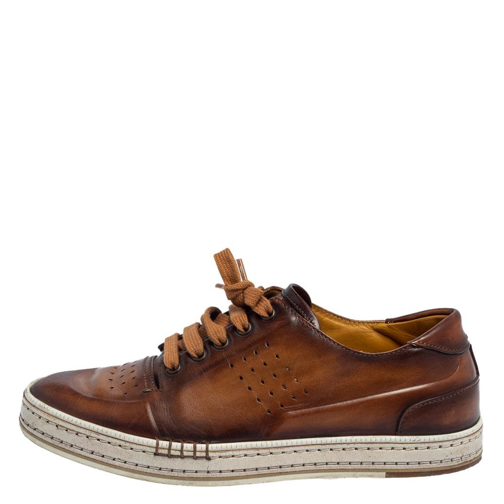 Ces baskets marron ombrées sont conçues pour être élégantes à vos pieds. Elles sont signées Berluti, confectionnées en cuir et dotées de détails perforés, de lacets et de semelles en caoutchouc. Ils sont à la fois attrayants et confortables.

