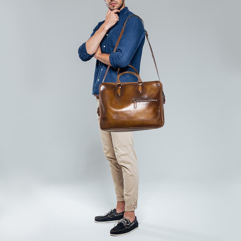 Over the years, Berluti has risen as a brand that all luxury lovers can trust. Its designs are made with high attention to quality and craftsmanship. This Deux Jours briefcase is a great example. It has been crafted from brown Venezia leather and