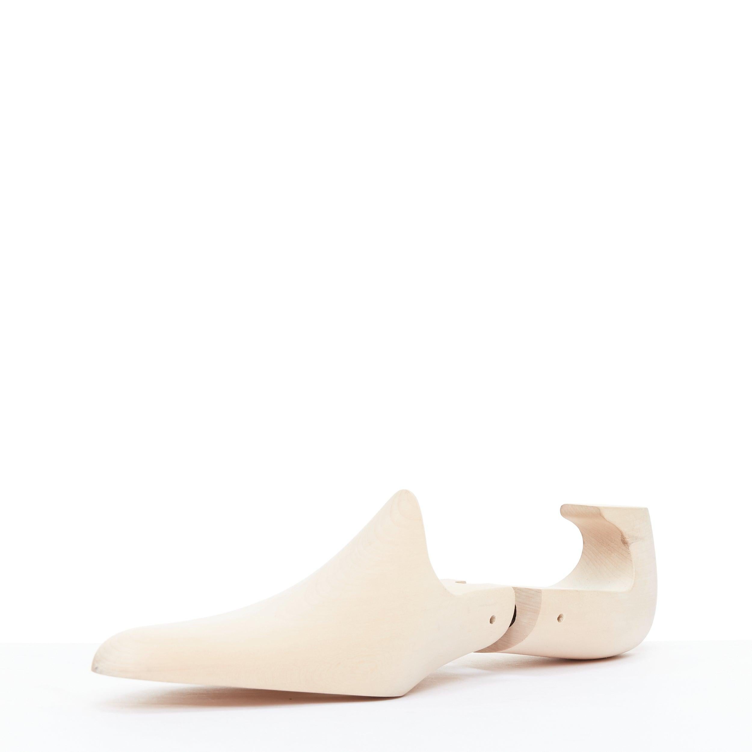 BERLUTI light beige wooden shoe tree pair UK8 EU42 In Good Condition For Sale In Hong Kong, NT