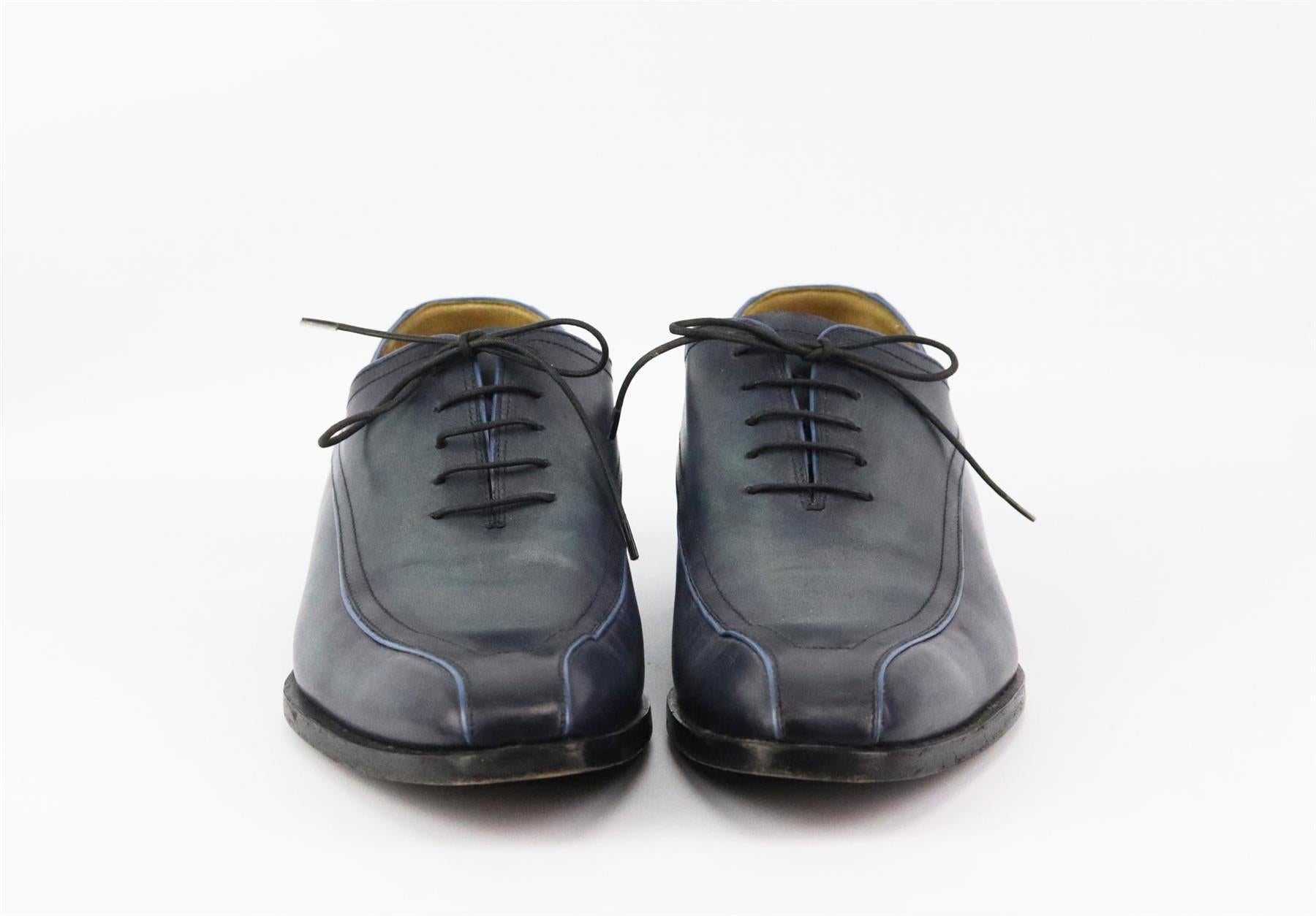 Estos zapatos oxford para hombre de Berluti son una actualización moderna del clásico mocasín, estos zapatos con cordones vienen en elegante piel azul marino desteñida intencionadamente con  suelas de madera. El tacón mide aproximadamente 25 mm.