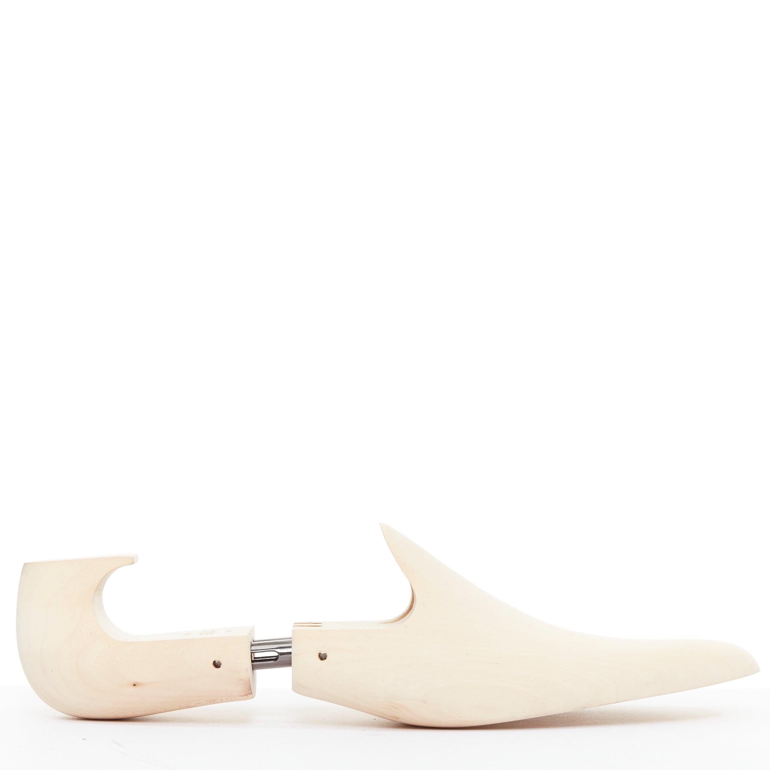 Berluti Paire de porte-chaussures en bois nu avec logo sculpté en forme d'arbre UK8 EU42
Référence : CNLE/A00453
Marque : Berluti
Matériau : Bois
Couleur : Nude
Motif : Solide
Fabriqué en : France

CONDITION :
Condition : Très bon, cet article était