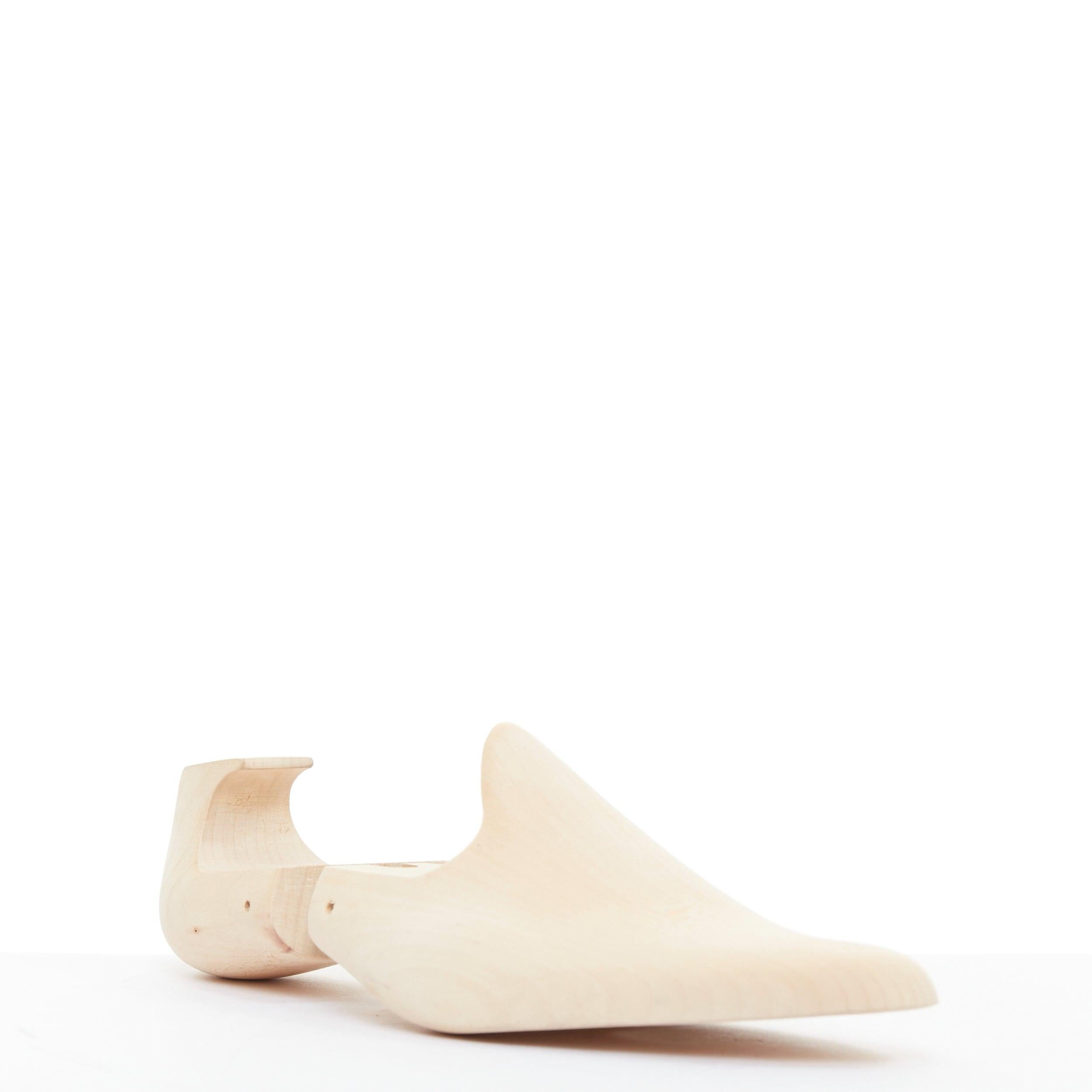 Blanc Berluti Paire de porte-chaussures en bois nu avec logo sculpté en forme d'arbre UK8 EU42 en vente