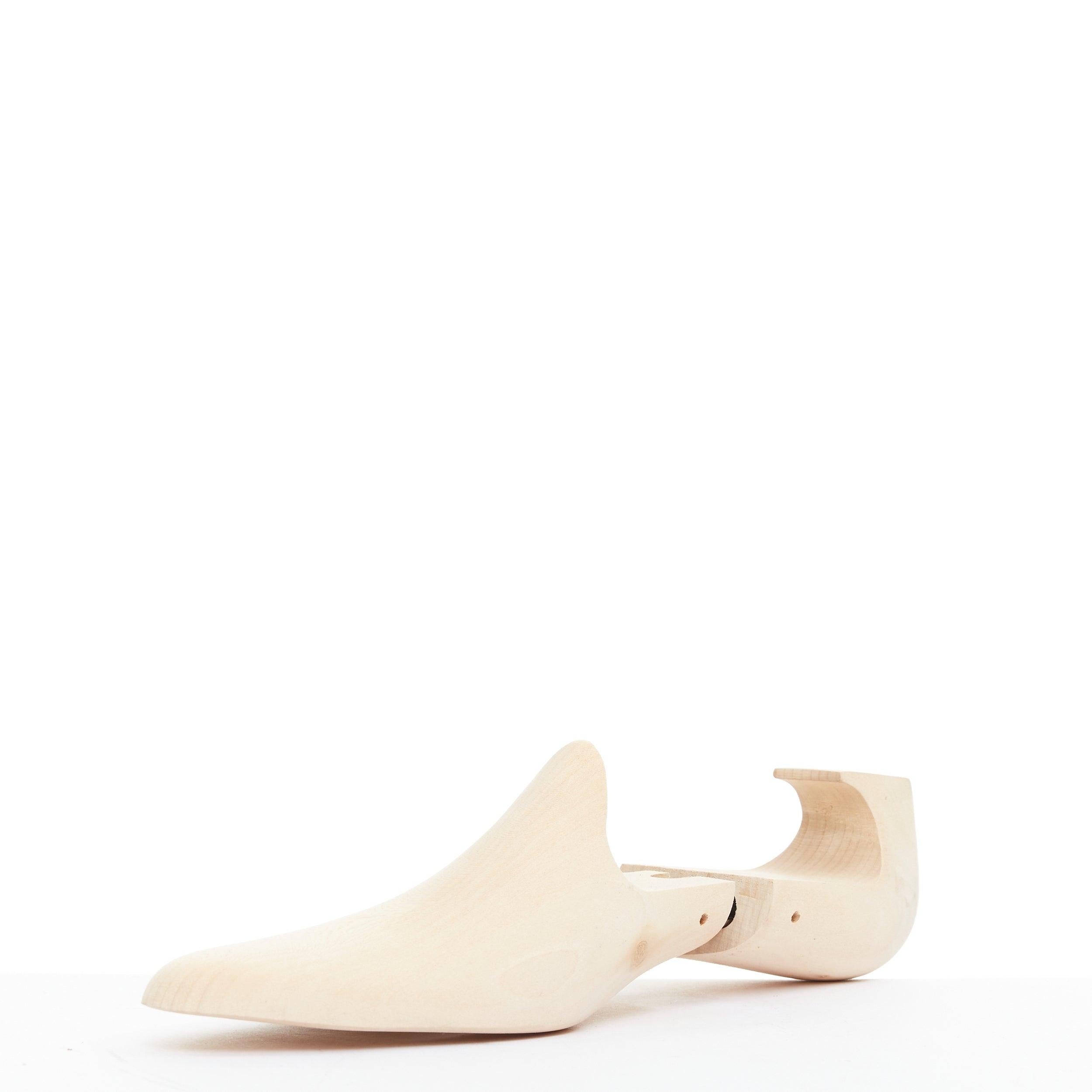 Berluti Paire de porte-chaussures en bois nu avec logo sculpté en forme d'arbre UK8 EU42 Bon état - En vente à Hong Kong, NT