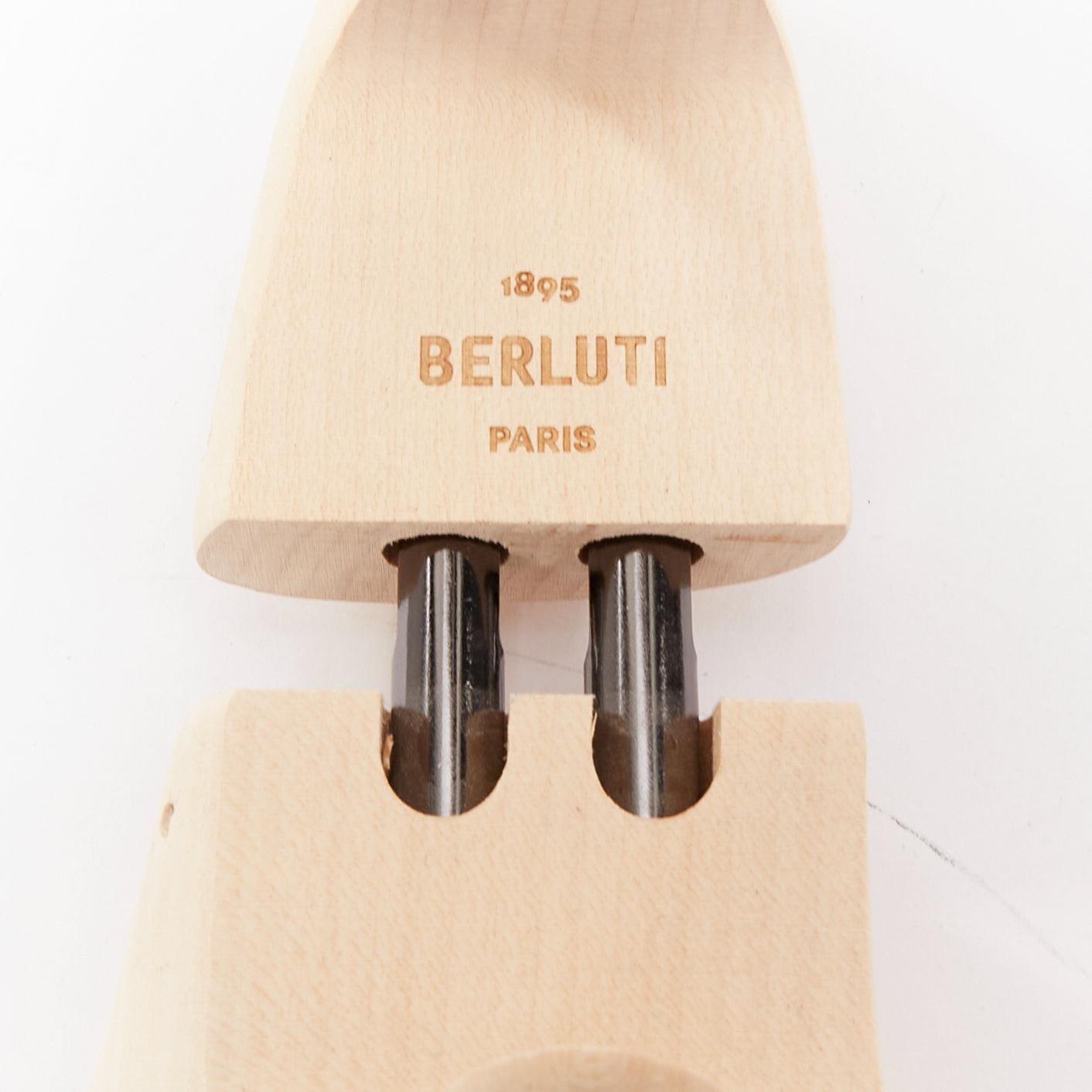 Berluti Paire de porte-chaussures en bois nu avec logo sculpté en forme d'arbre UK8 EU42 en vente 1